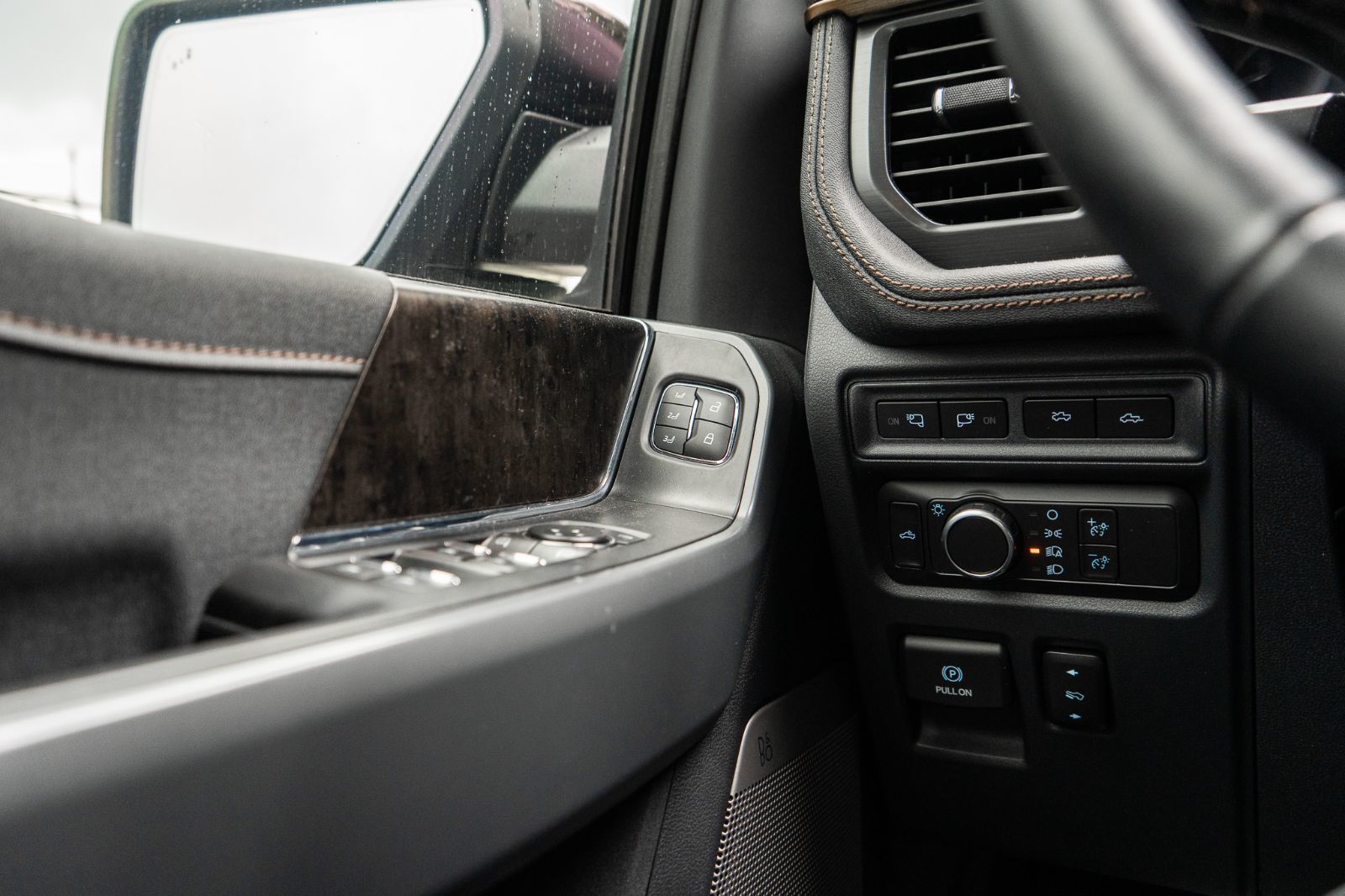 2022 Ford F-150 Lightning LARIAT-19