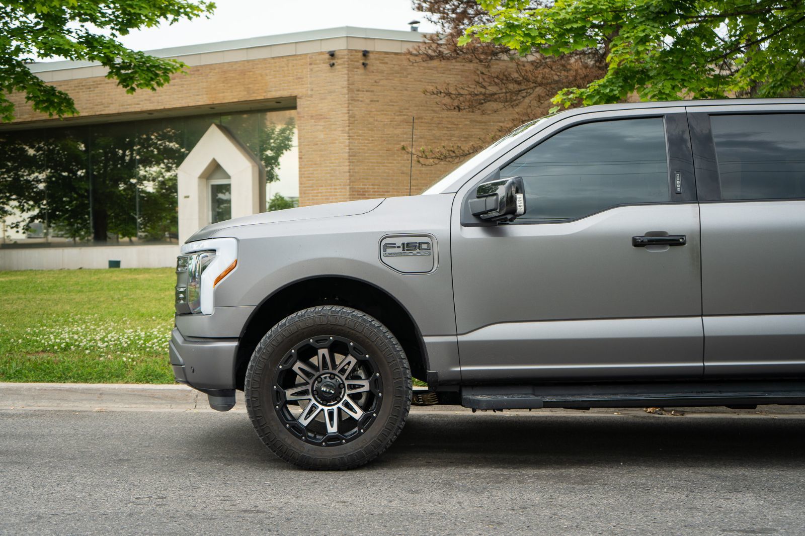 2022 Ford F-150 Lightning LARIAT-6