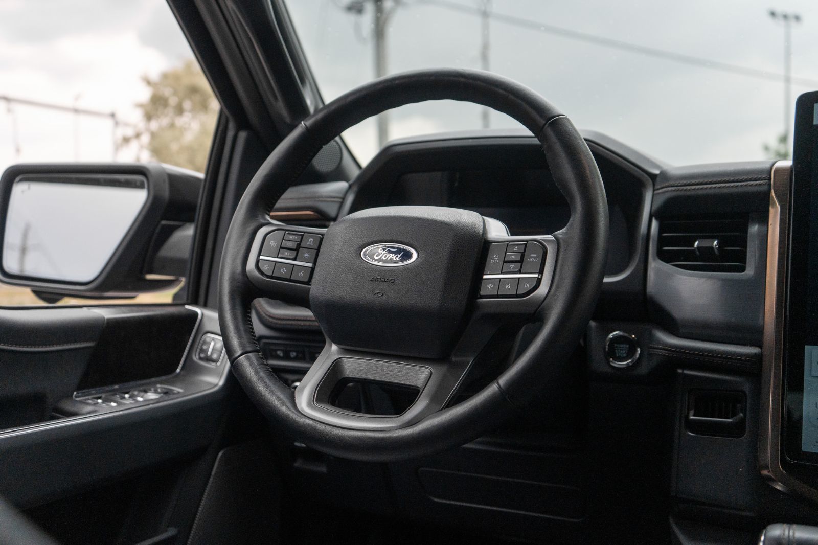 2022 Ford F-150 Lightning LARIAT-12