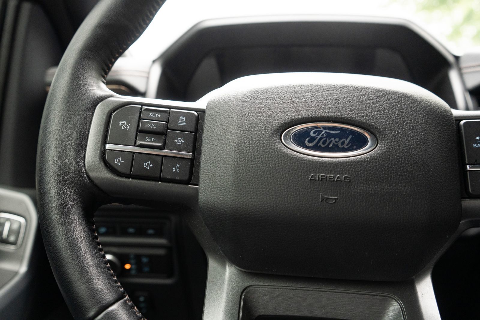 2022 Ford F-150 Lightning LARIAT-13