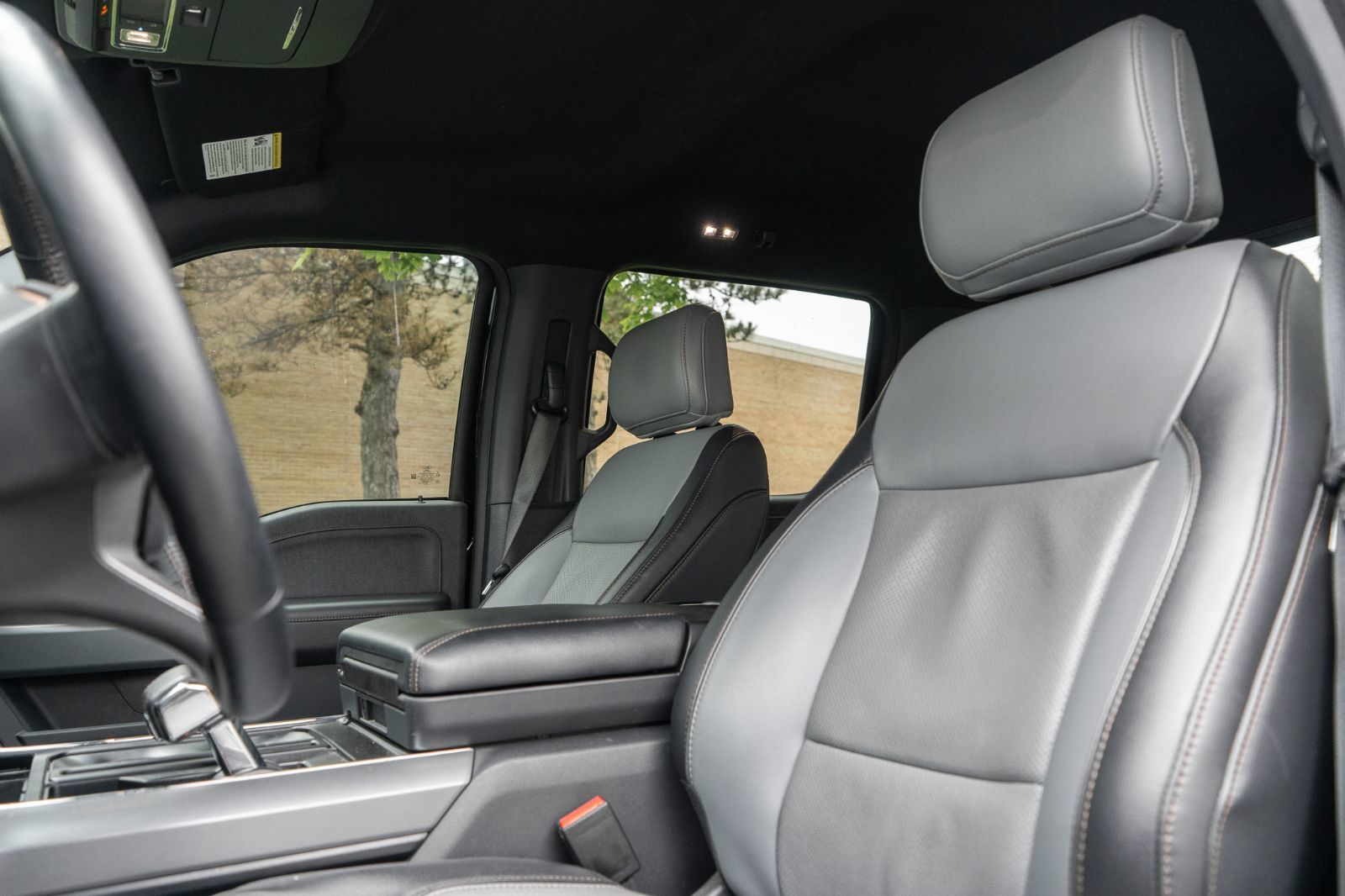 2022 Ford F-150 Lightning LARIAT-24