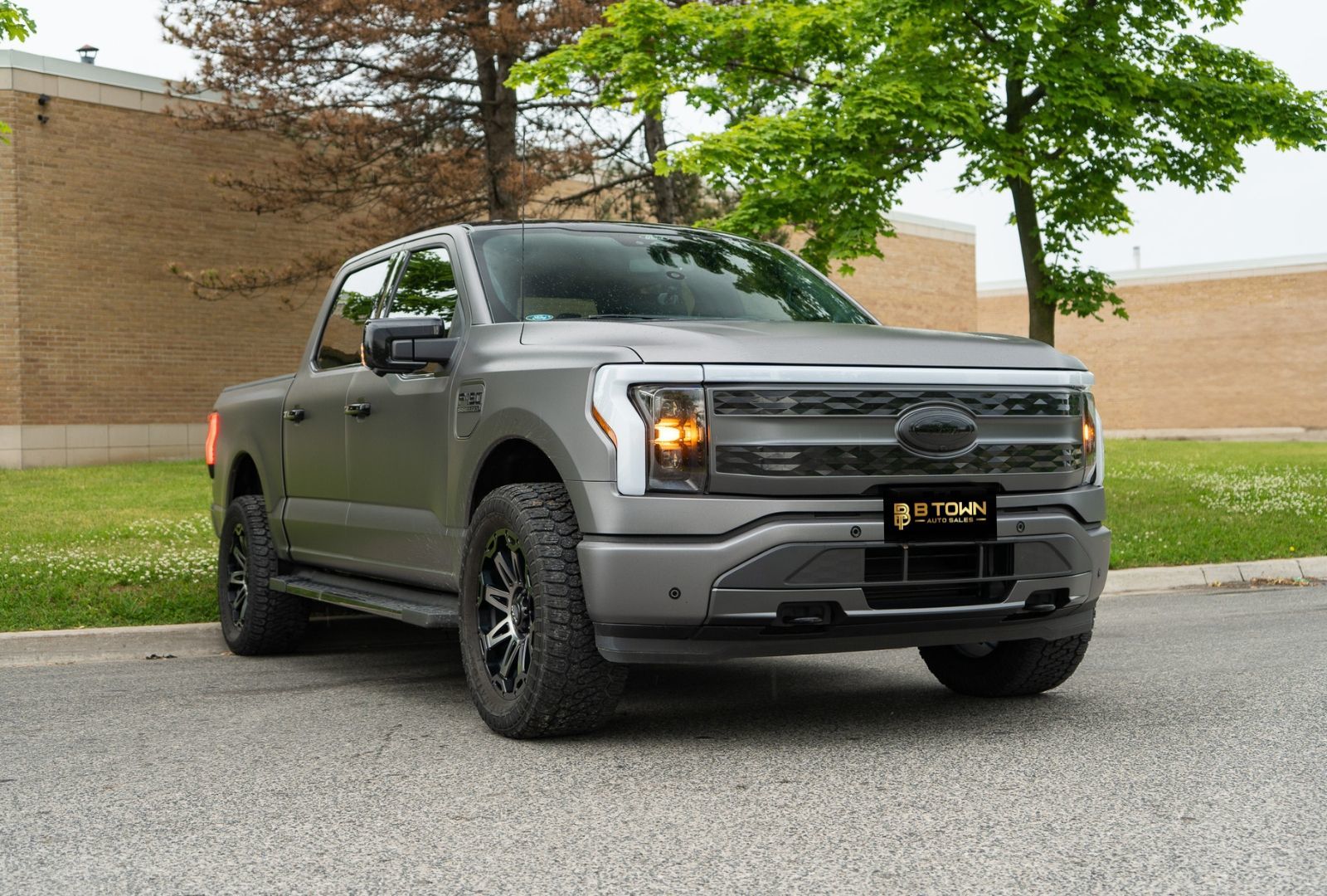 2022 Ford F-150 Lightning LARIAT-2