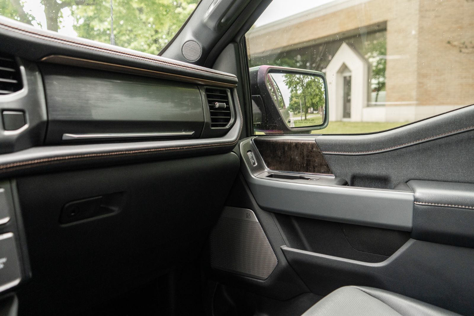 2022 Ford F-150 Lightning LARIAT-18