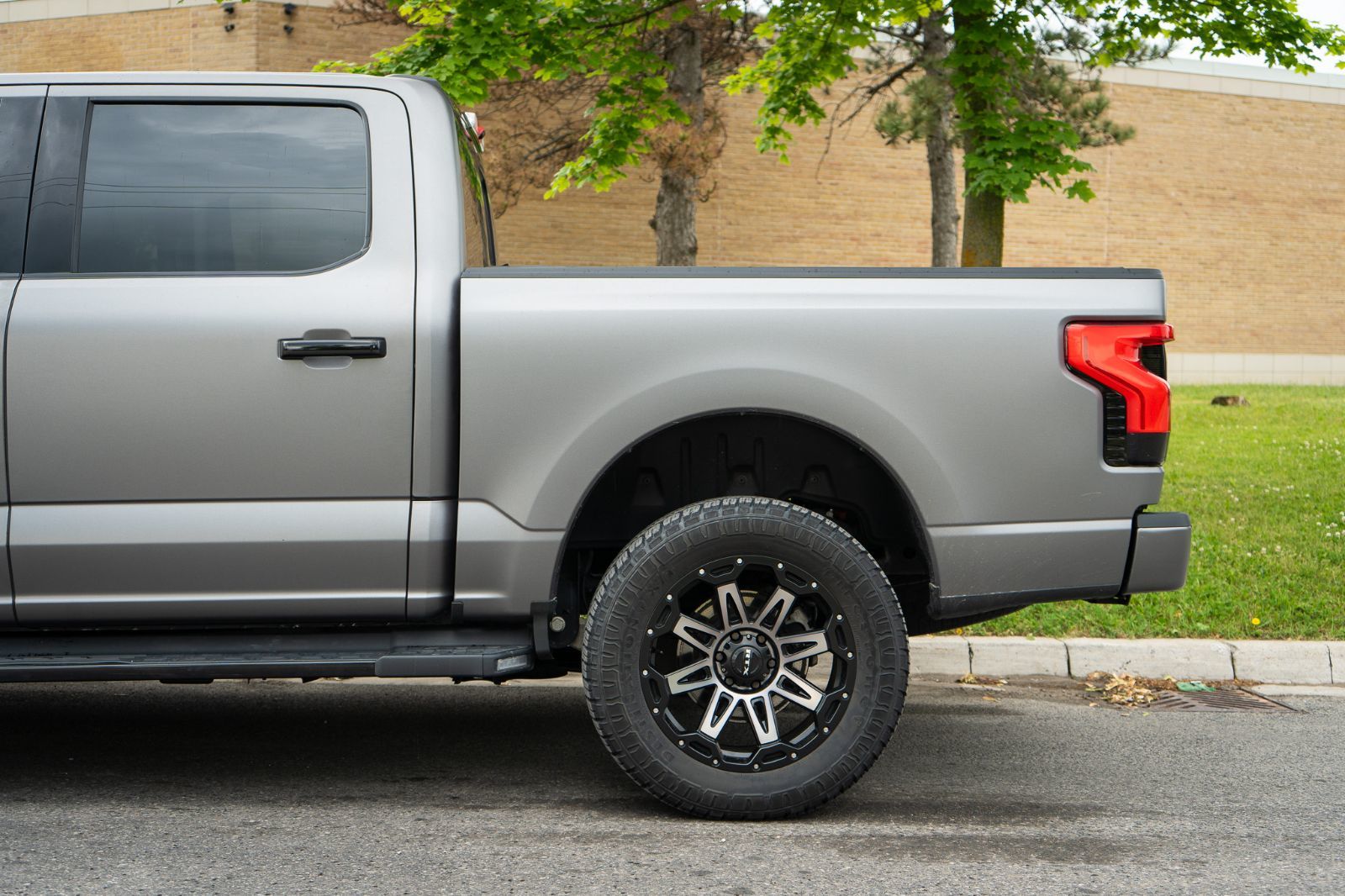 2022 Ford F-150 Lightning LARIAT-7