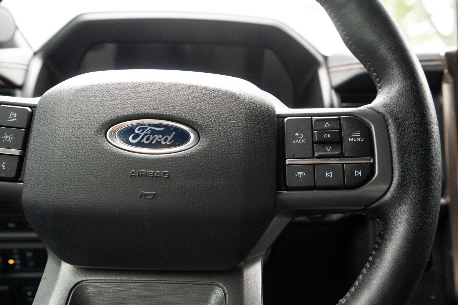 2022 Ford F-150 Lightning LARIAT-14