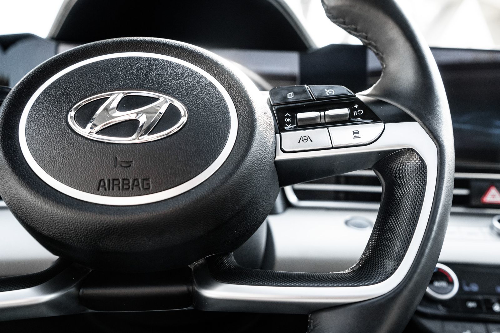 2023 Hyundai Elantra Luxury-12