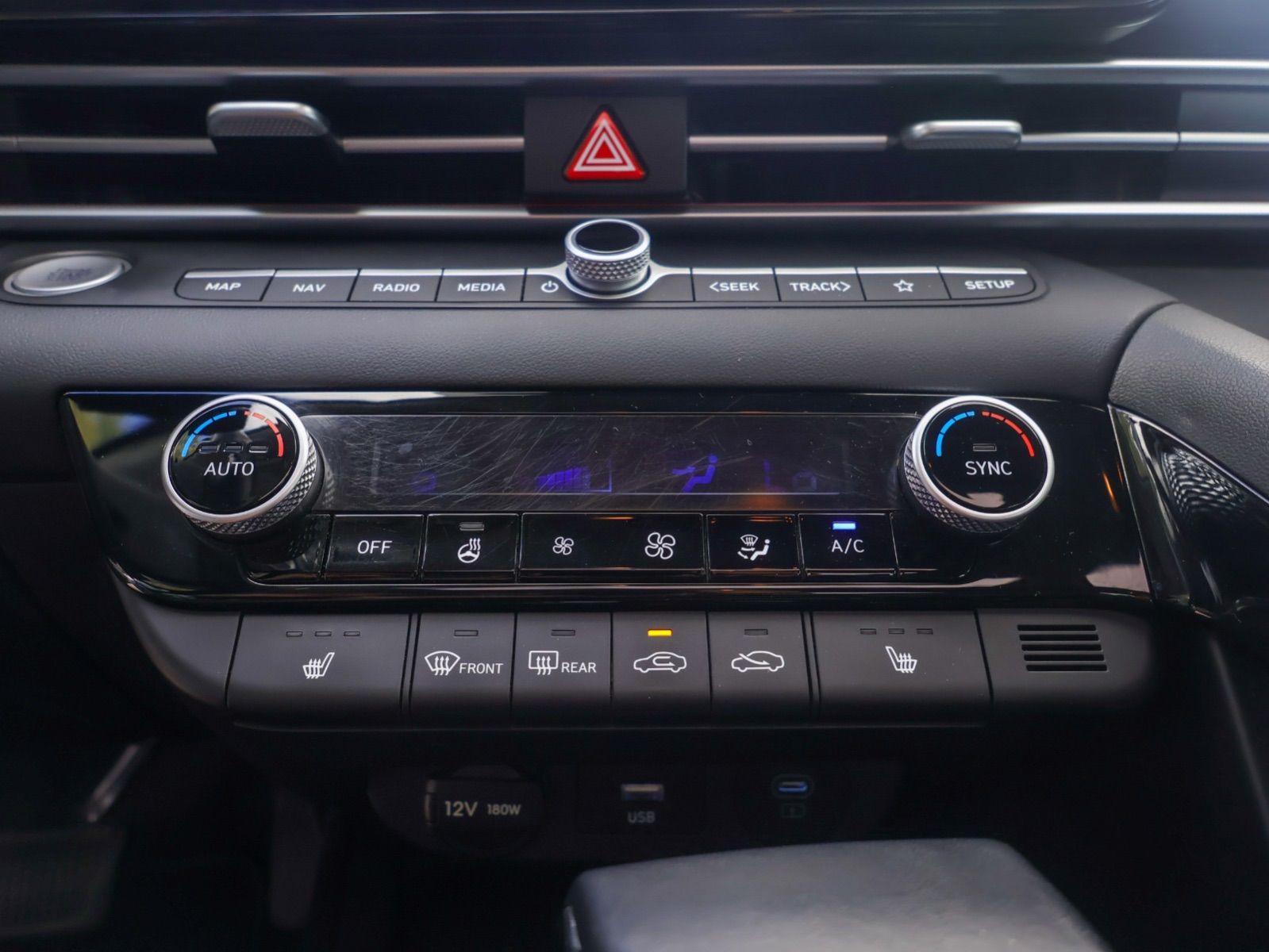 2024 Hyundai Elantra Luxury-18