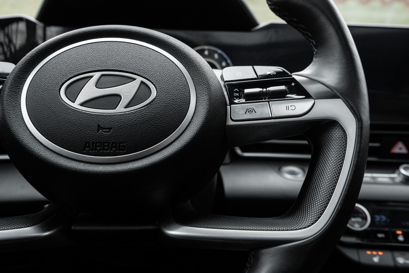 2025 Hyundai Elantra Preferred TECH-12