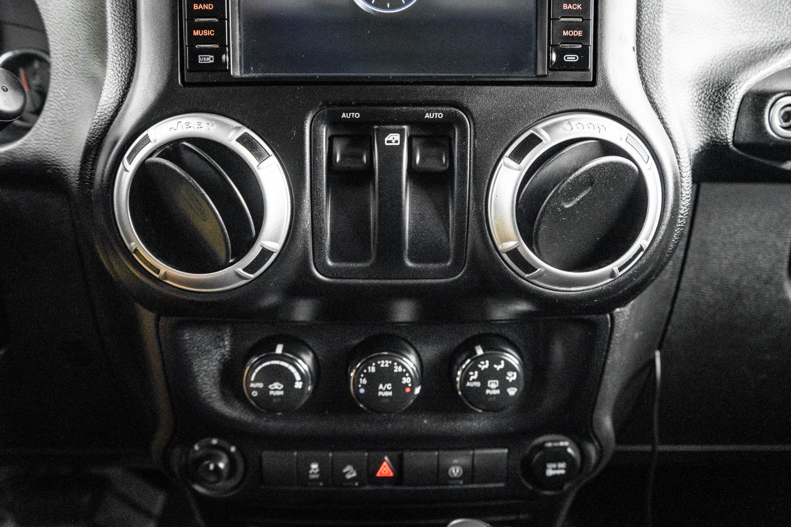 2015 Jeep Wrangler Sahara-14