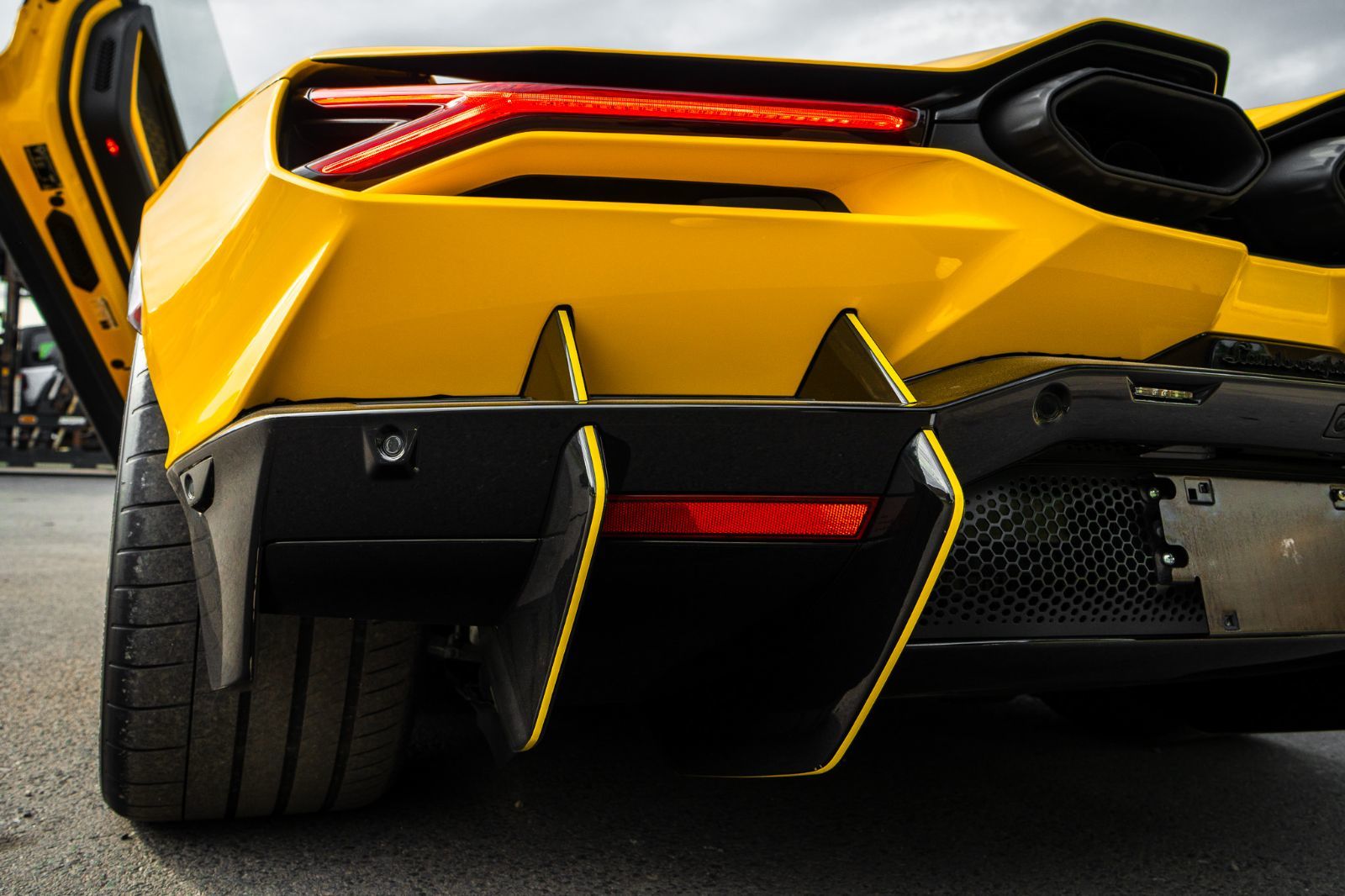 2024 Lamborghini REVUELTO-12