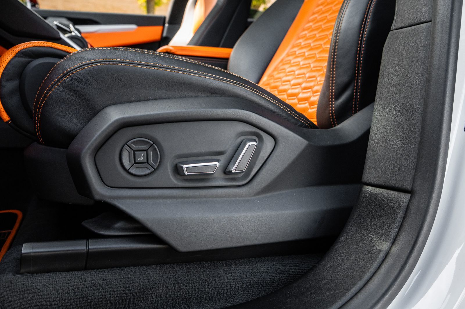 2019 Lamborghini Urus-29