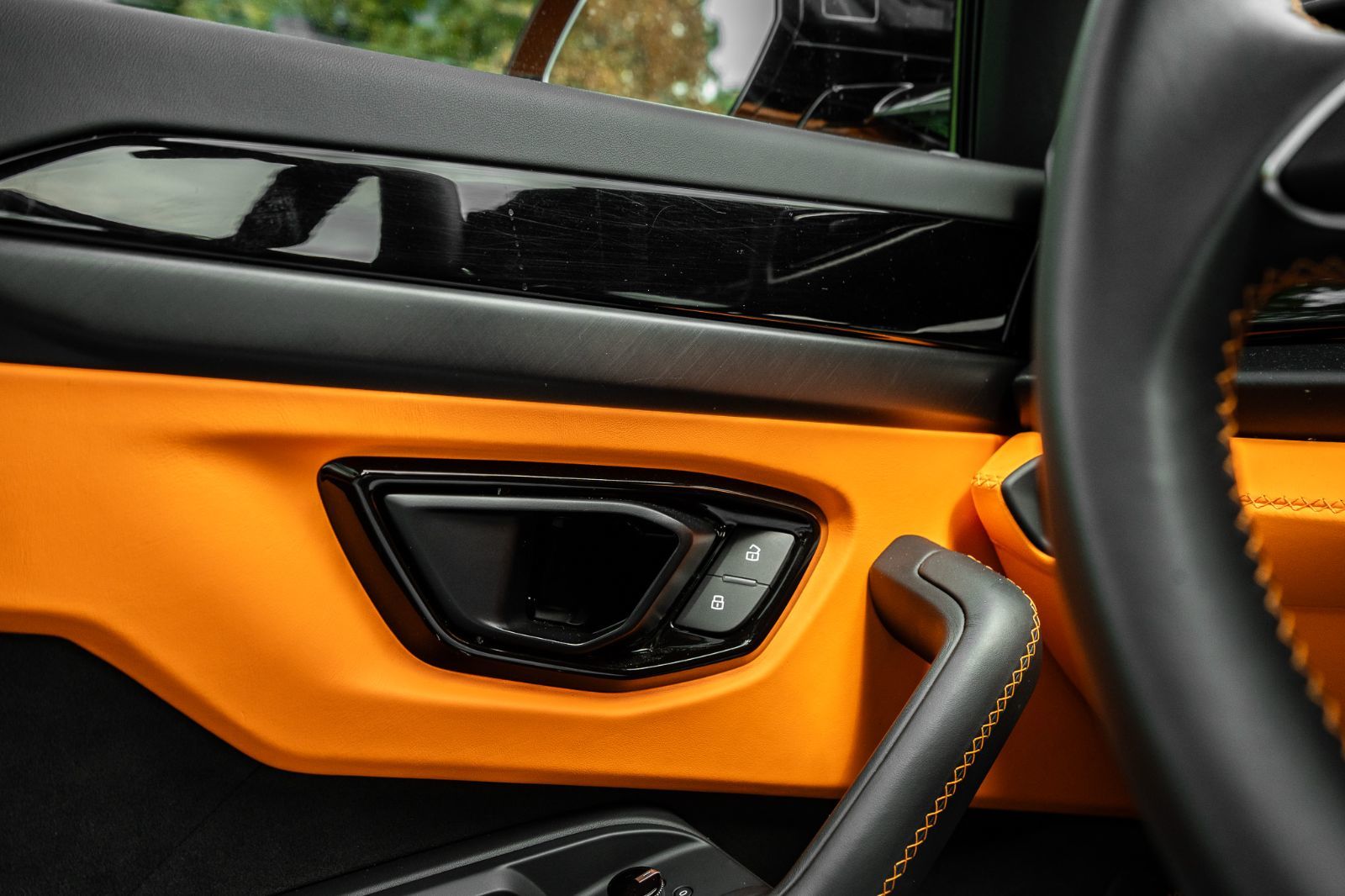2025 Lamborghini Urus SE-22