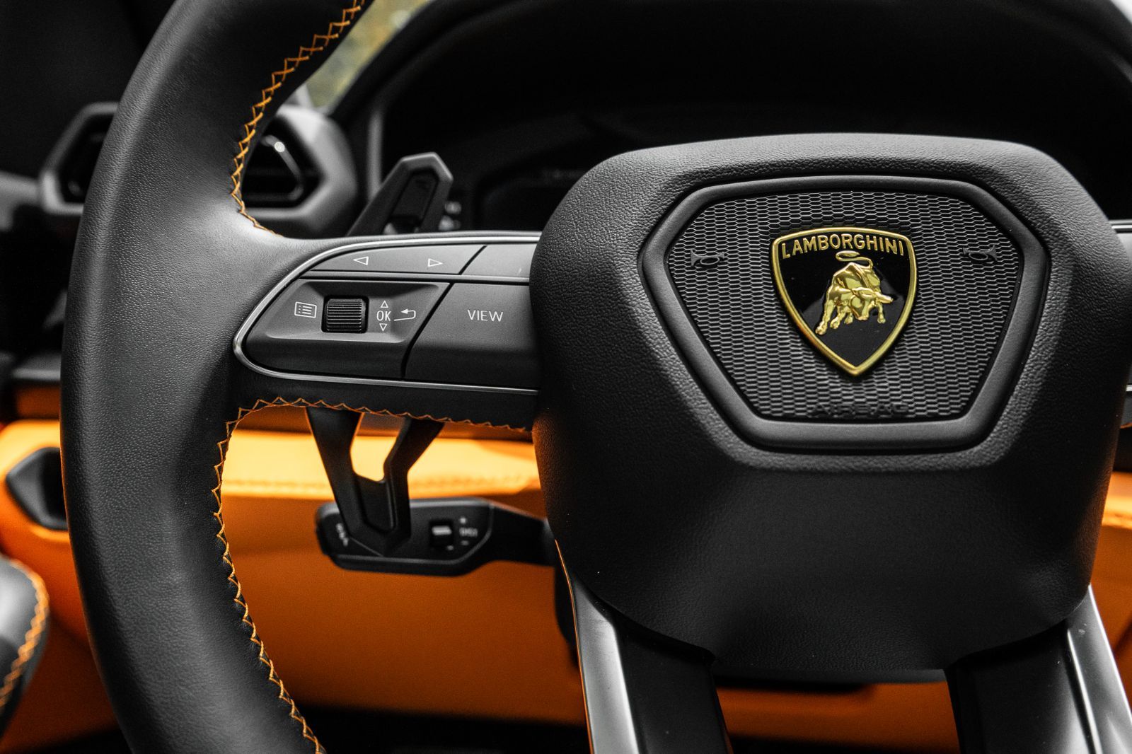 2025 Lamborghini Urus SE-12