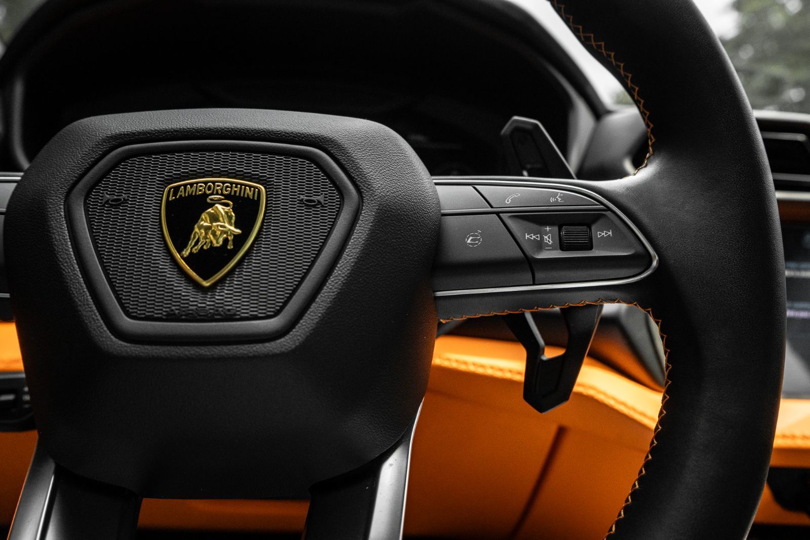 2025 Lamborghini Urus SE-13