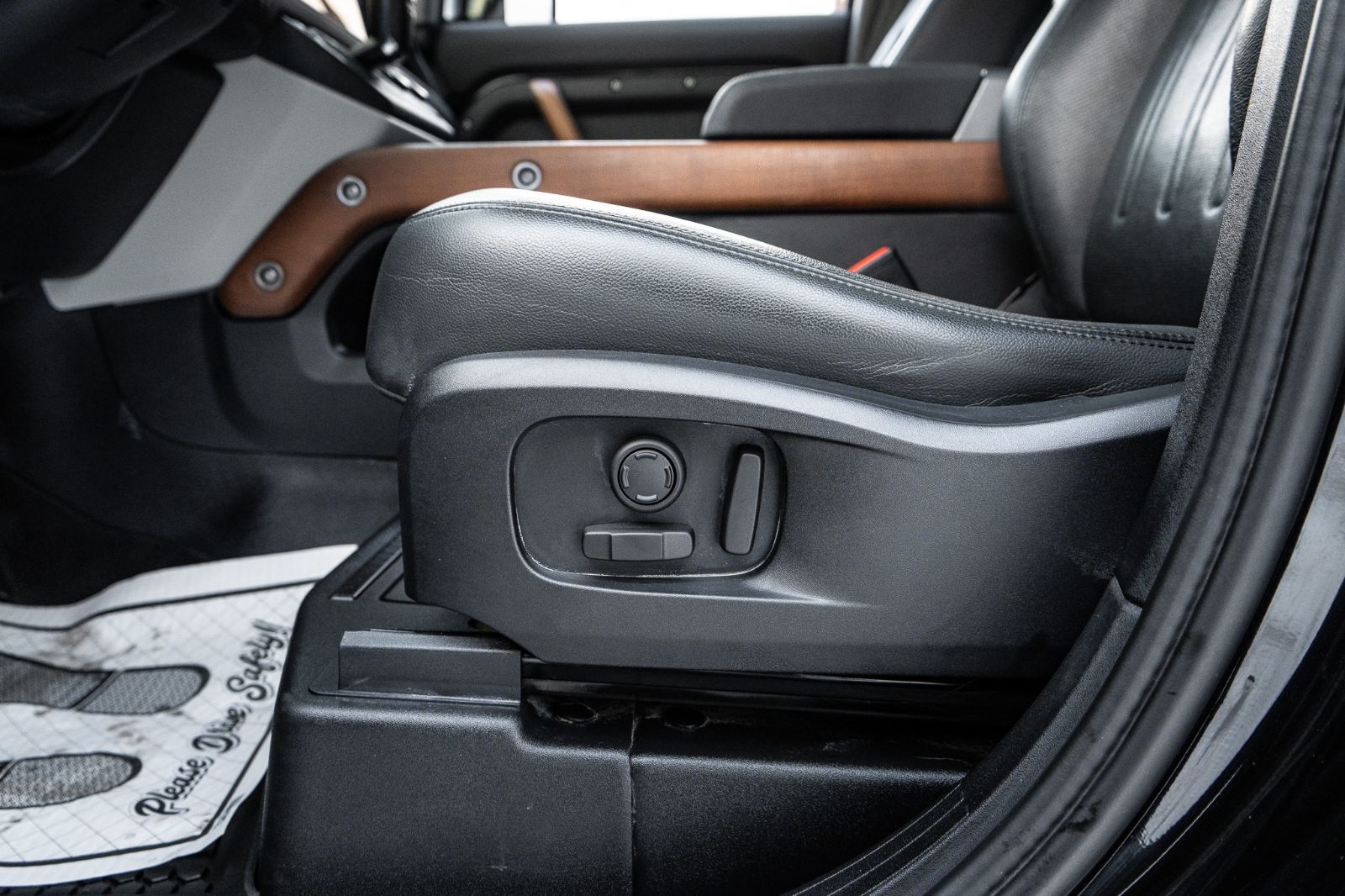 2022 Land Rover Defender 110 SE AWD-26