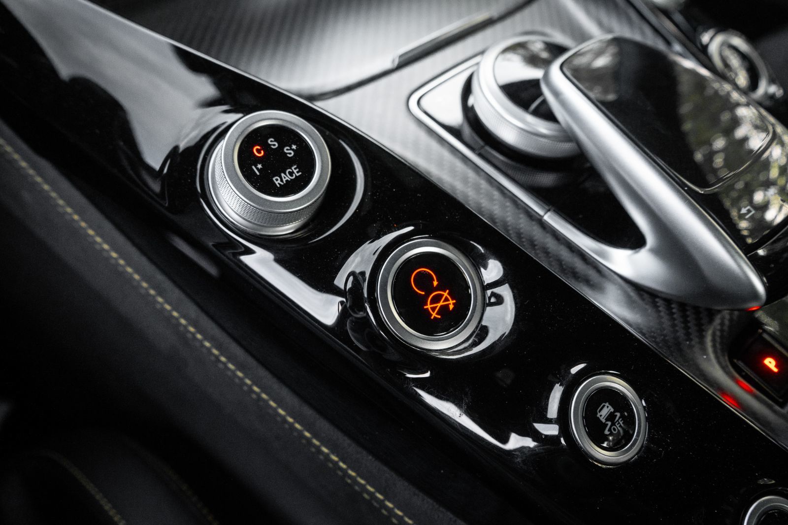 2018 Mercedes-Benz AMG GT R-16