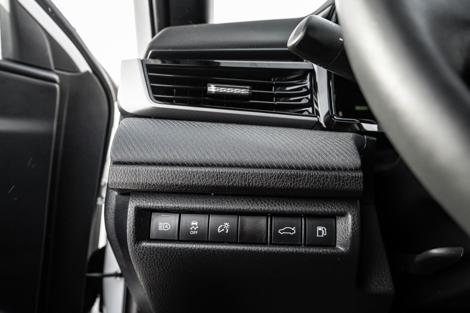 2025 Toyota Camry SE Hybrid-23