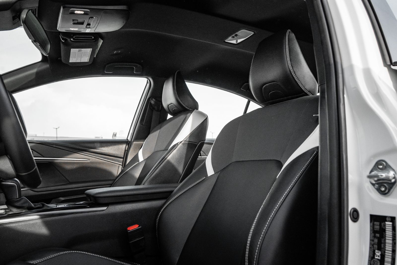 2025 Toyota Camry SE Hybrid-25