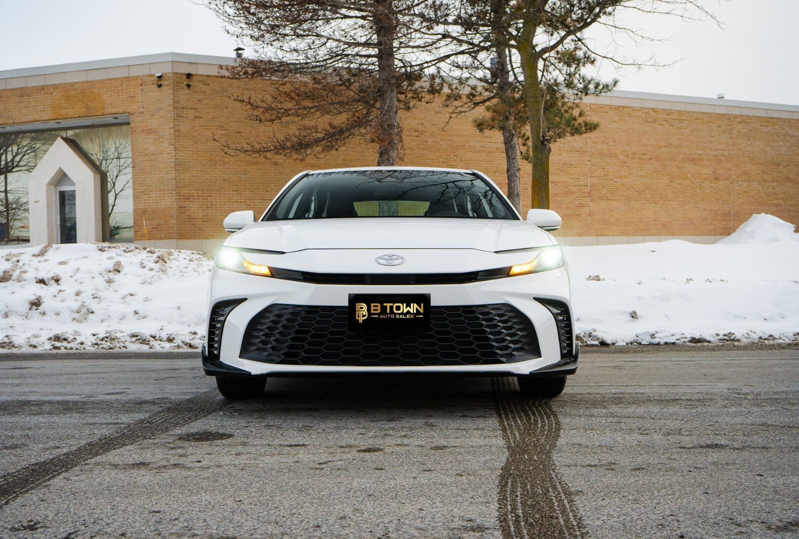 2025 Toyota Camry SE Hybrid-1