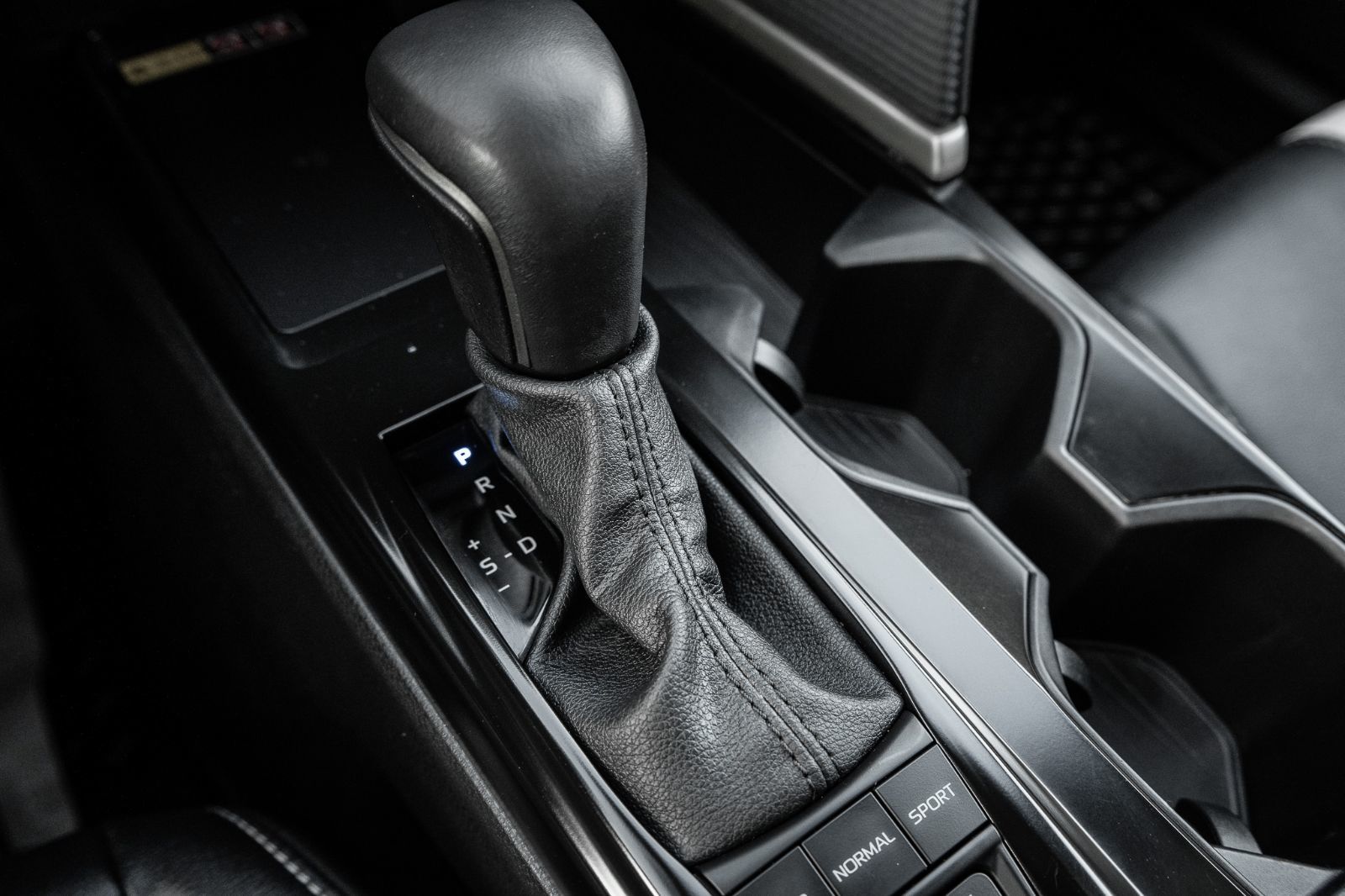 2025 Toyota Camry SE Hybrid-18