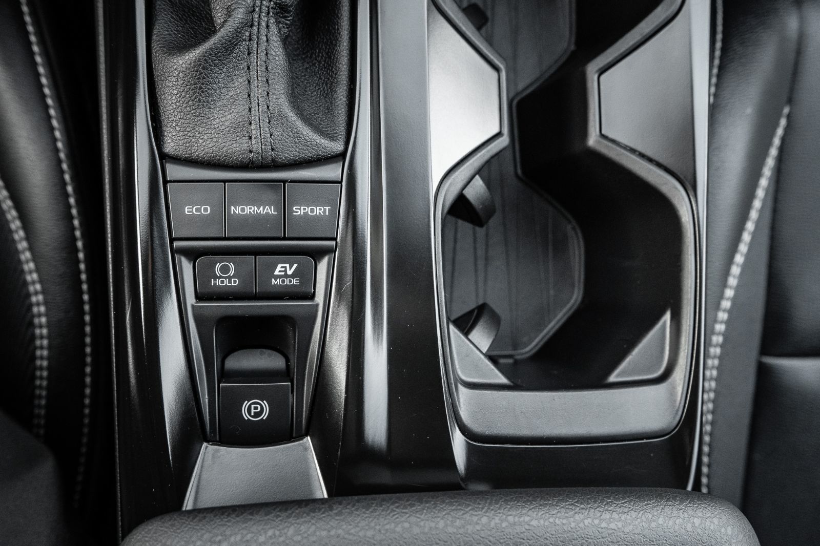 2025 Toyota Camry SE Hybrid-19