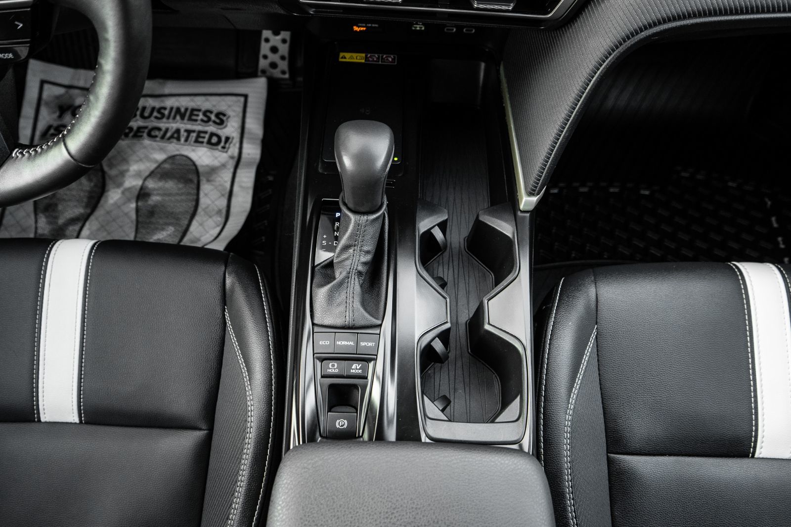 2025 Toyota Camry SE Hybrid-9