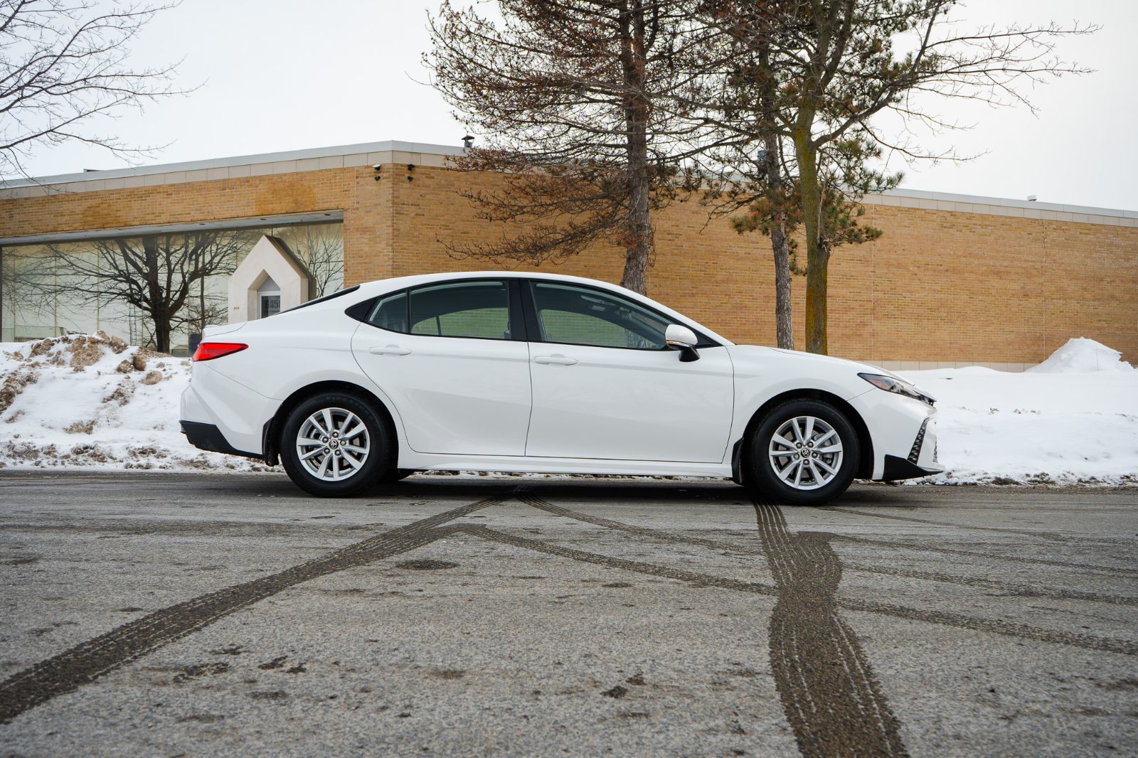 2025 Toyota Camry SE Hybrid-3