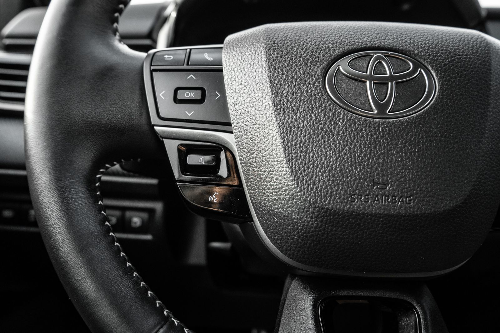 2025 Toyota Camry SE Hybrid-11