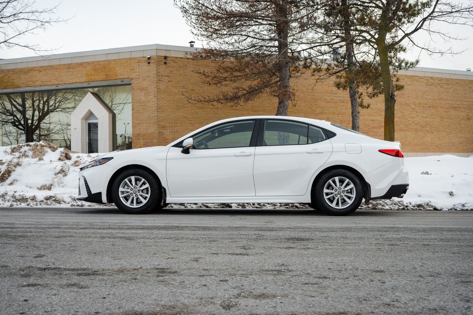 2025 Toyota Camry SE Hybrid-4