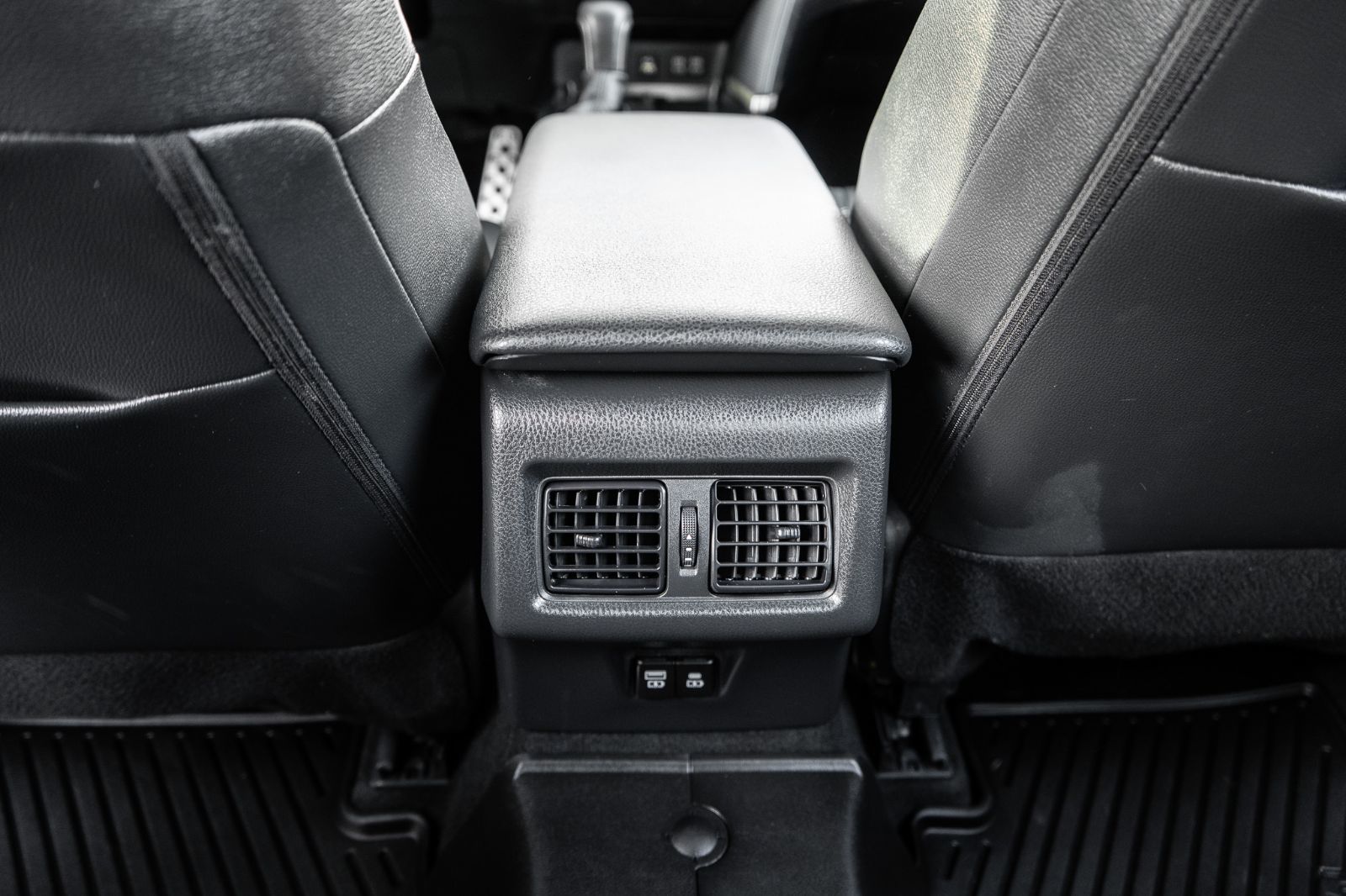 2025 Toyota Camry SE Hybrid-29