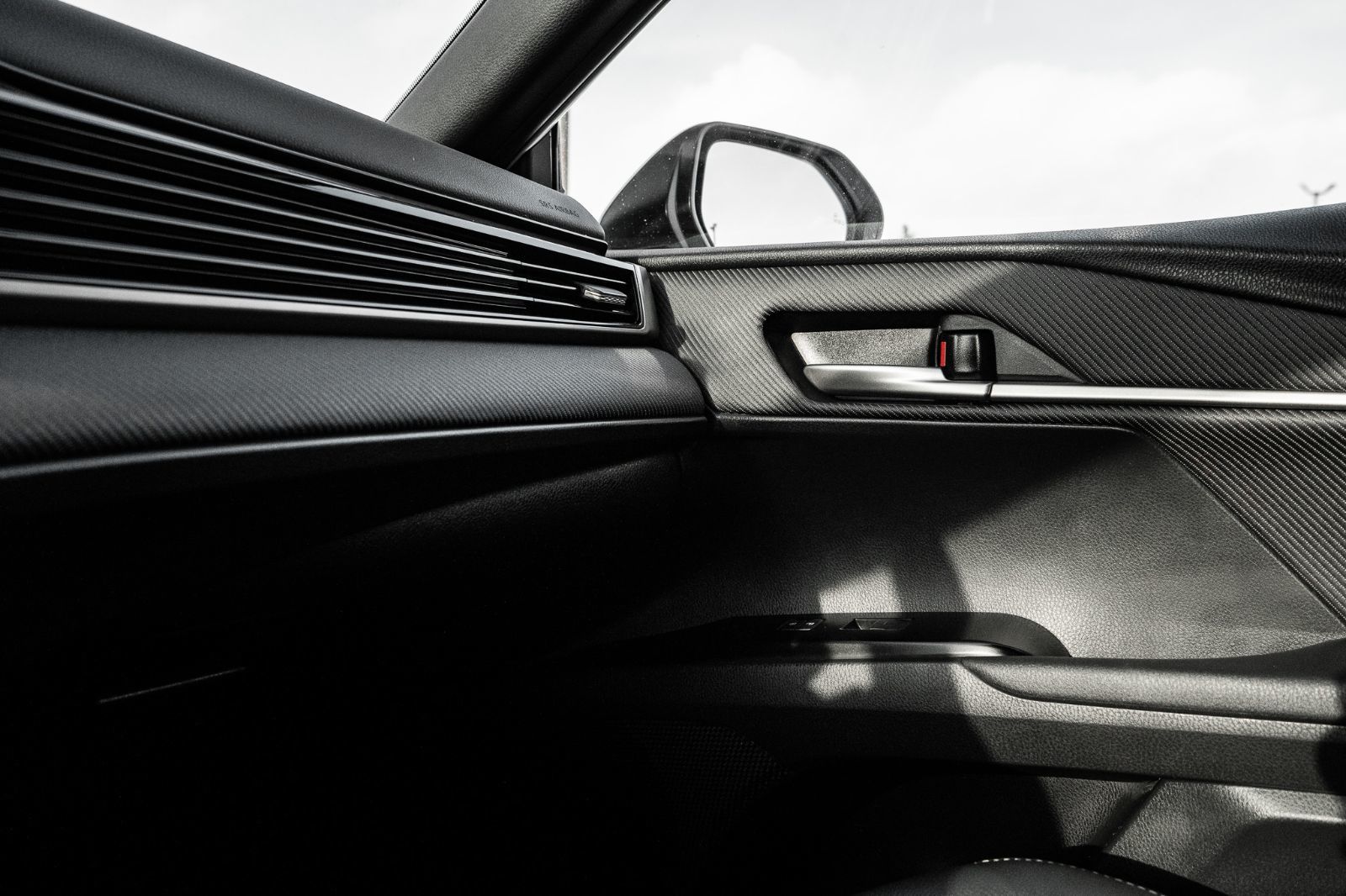 2025 Toyota Camry SE Hybrid-20