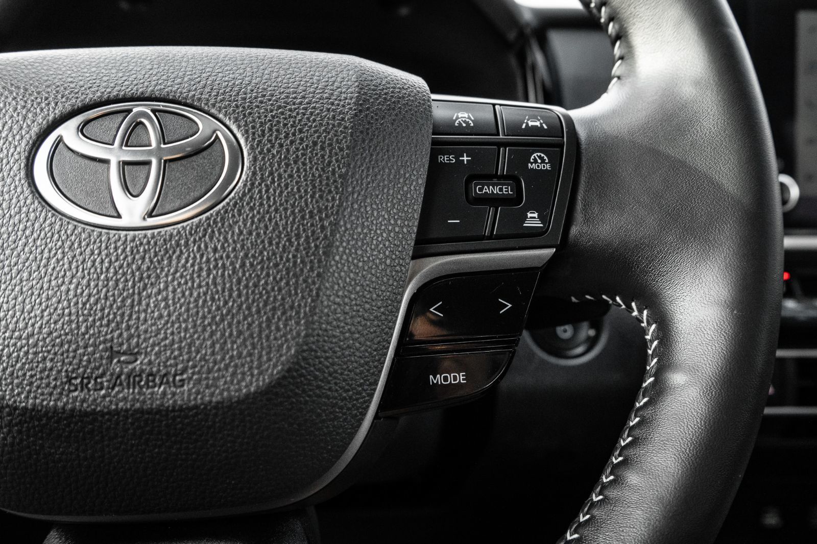 2025 Toyota Camry SE Hybrid-12