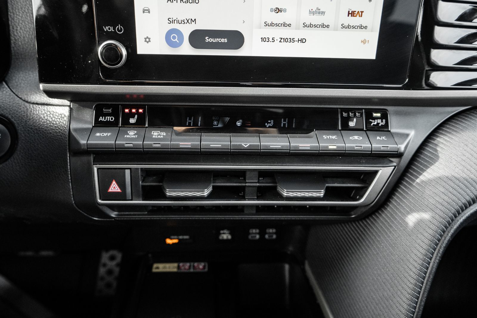 2025 Toyota Camry SE Hybrid-15