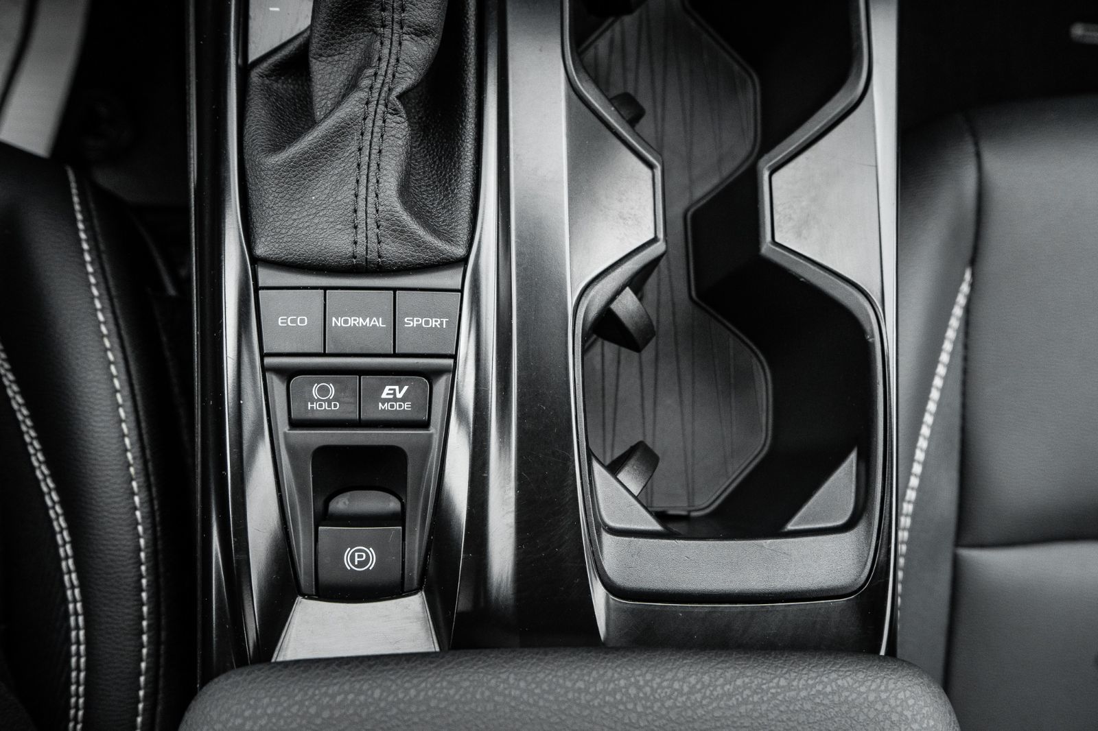 2025 Toyota Camry SE UPGRADE HYBRID-20