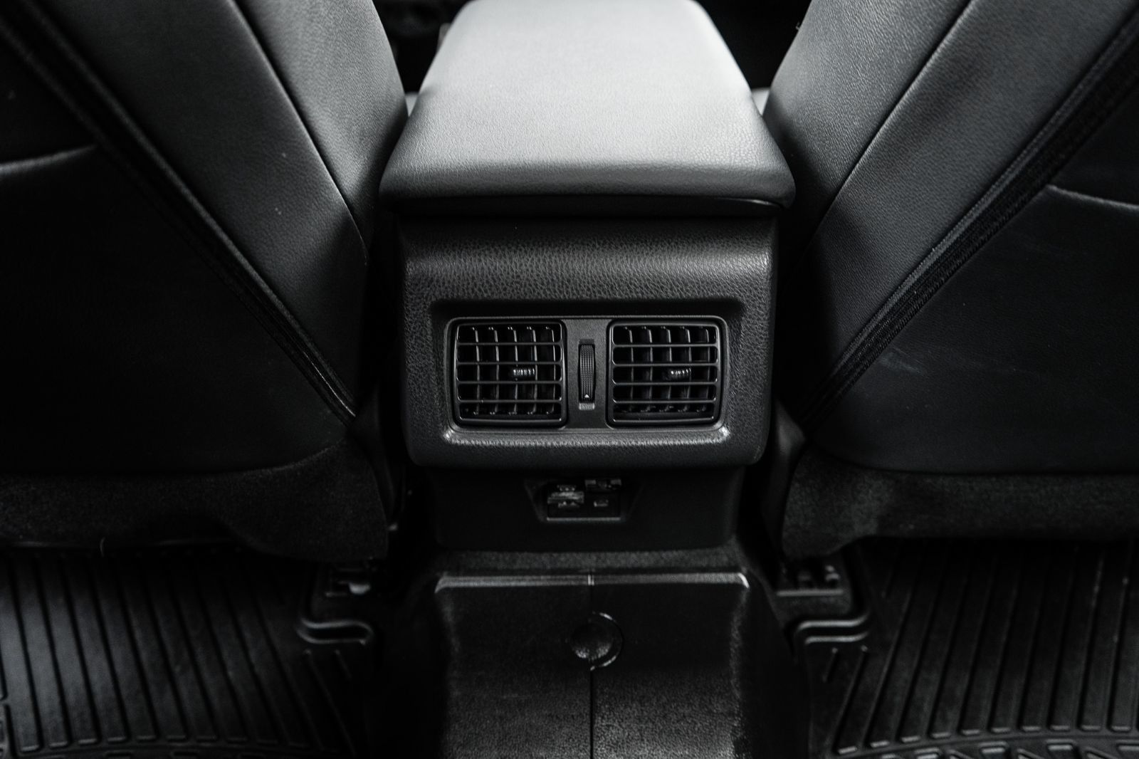 2025 Toyota Camry SE UPGRADE HYBRID-31