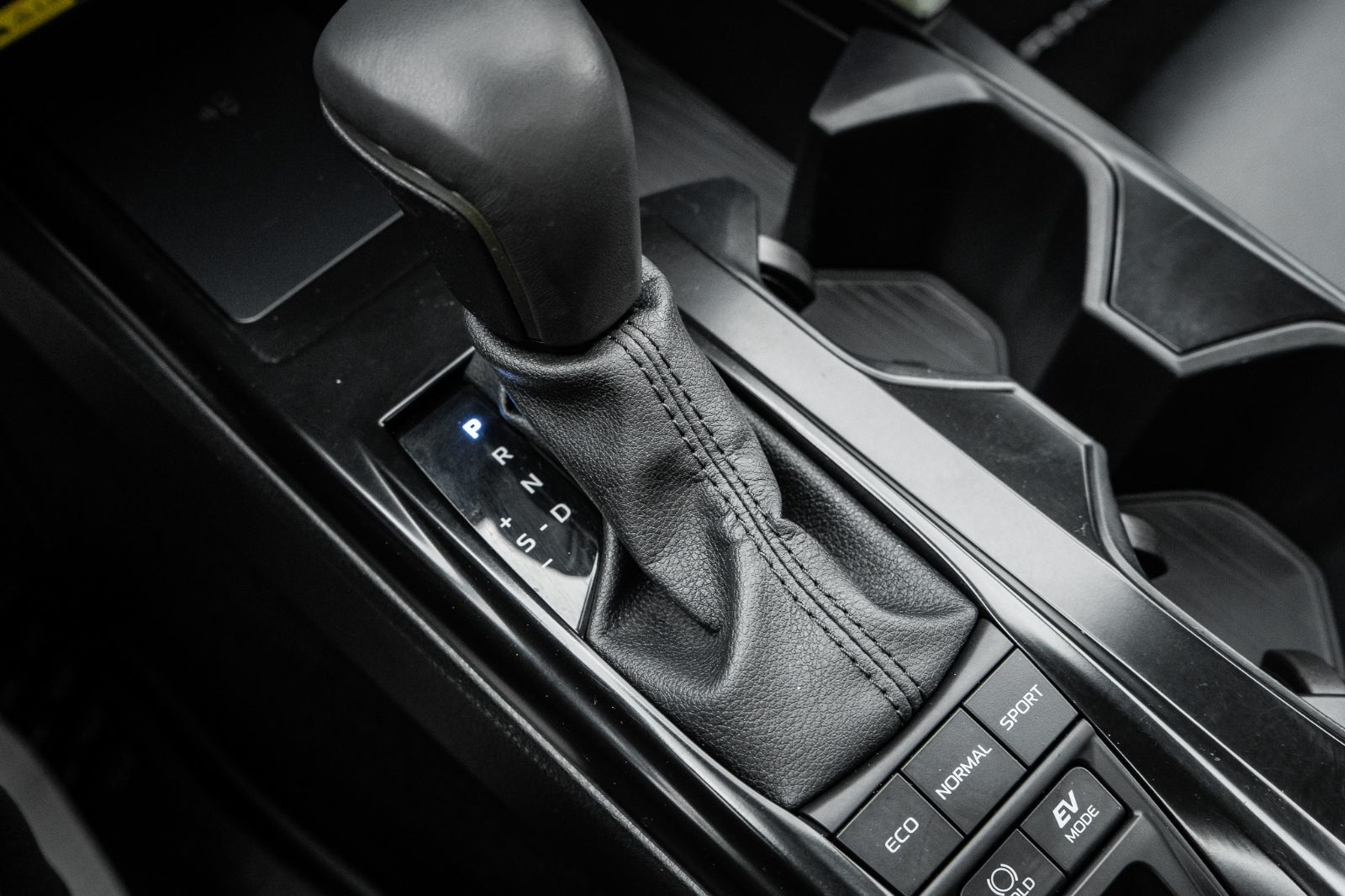 2025 Toyota Camry SE UPGRADE HYBRID-19