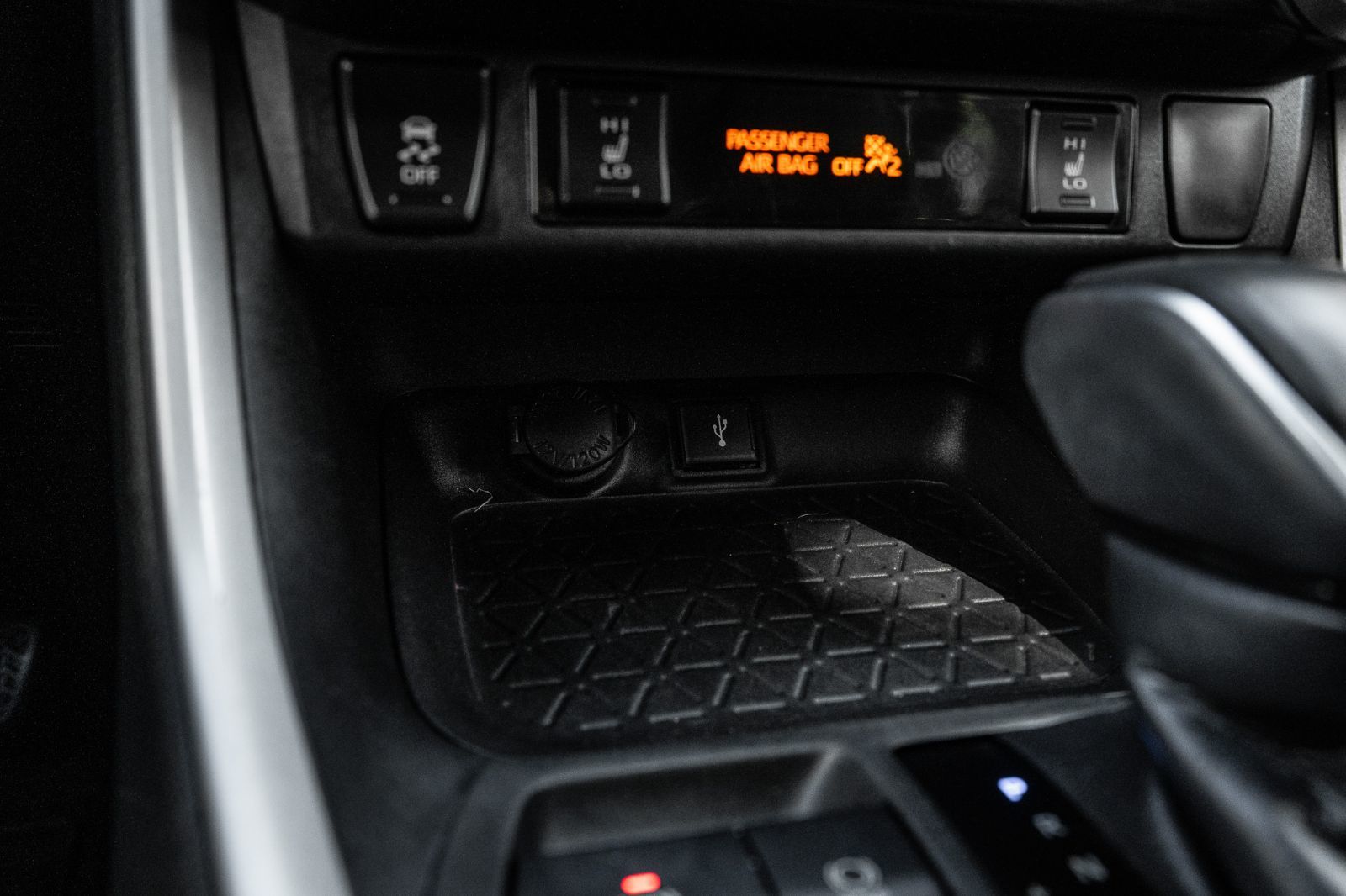 2020 Toyota RAV4 XLE PREMIUM AWD-16