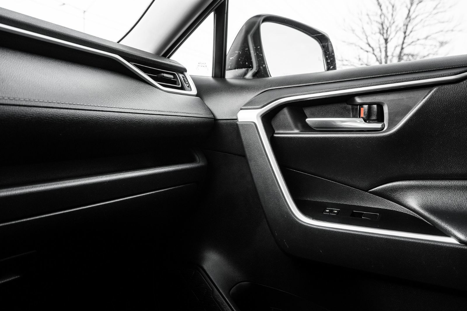 2021 Toyota RAV4 XLE-19