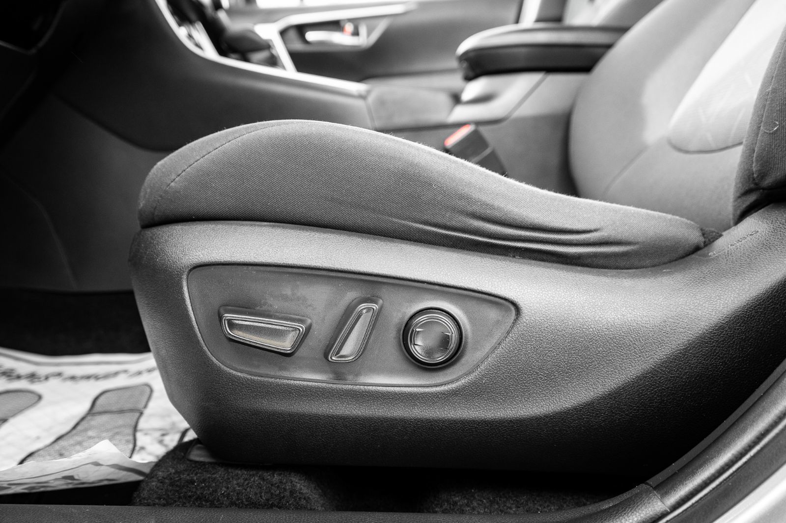 2021 Toyota RAV4 XLE-27