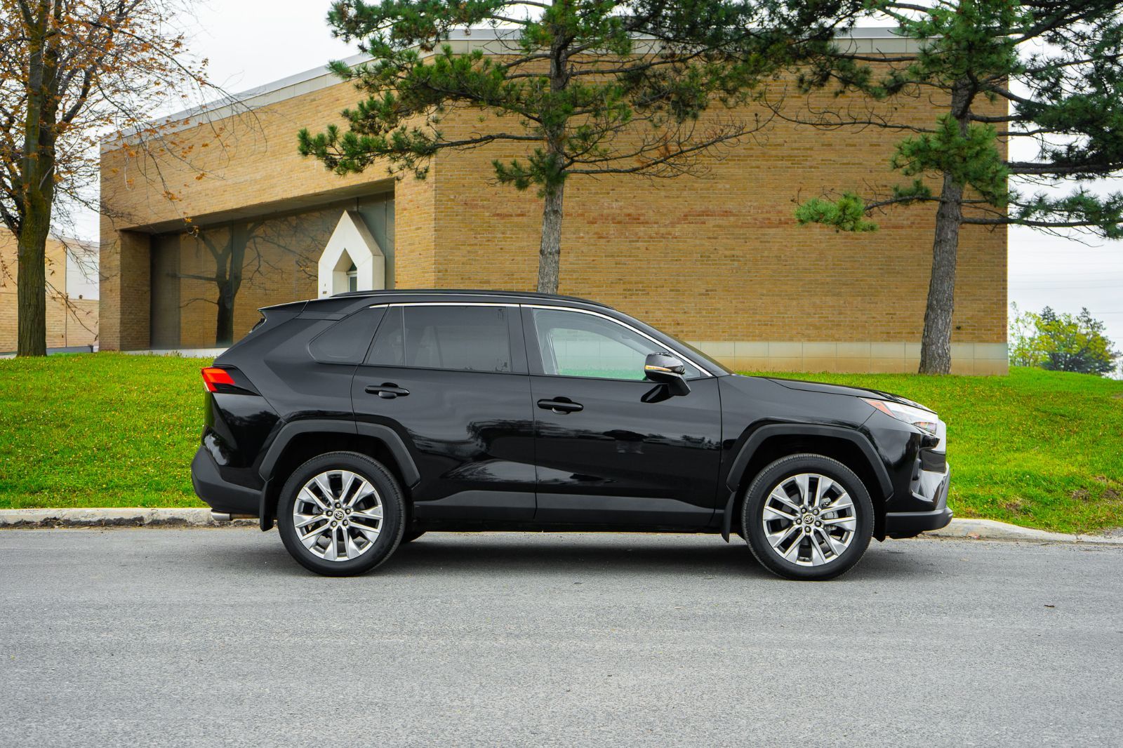 2025 Toyota RAV4 XLE PREMIUM-3