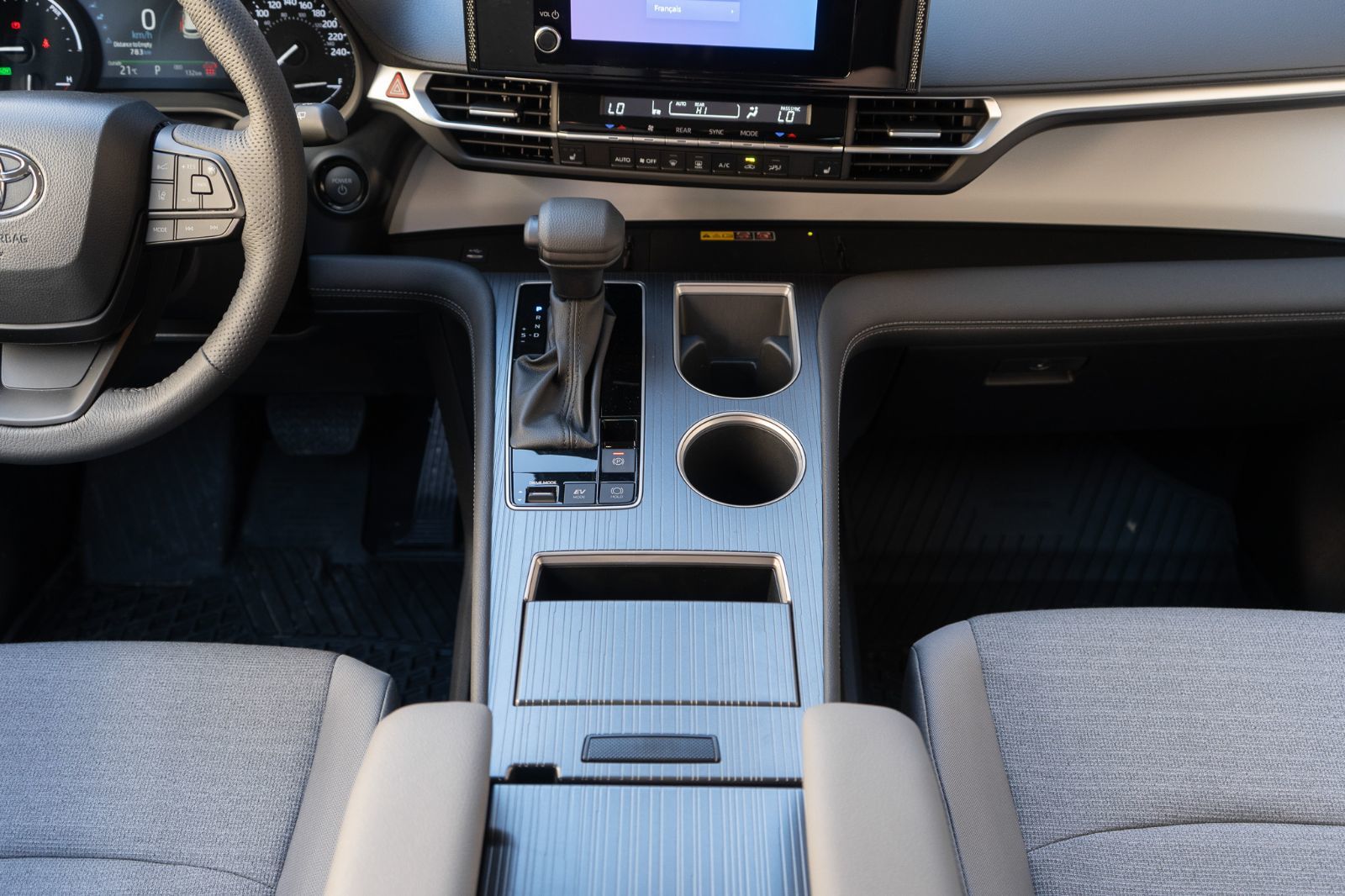 2025 Toyota Sienna LE-8