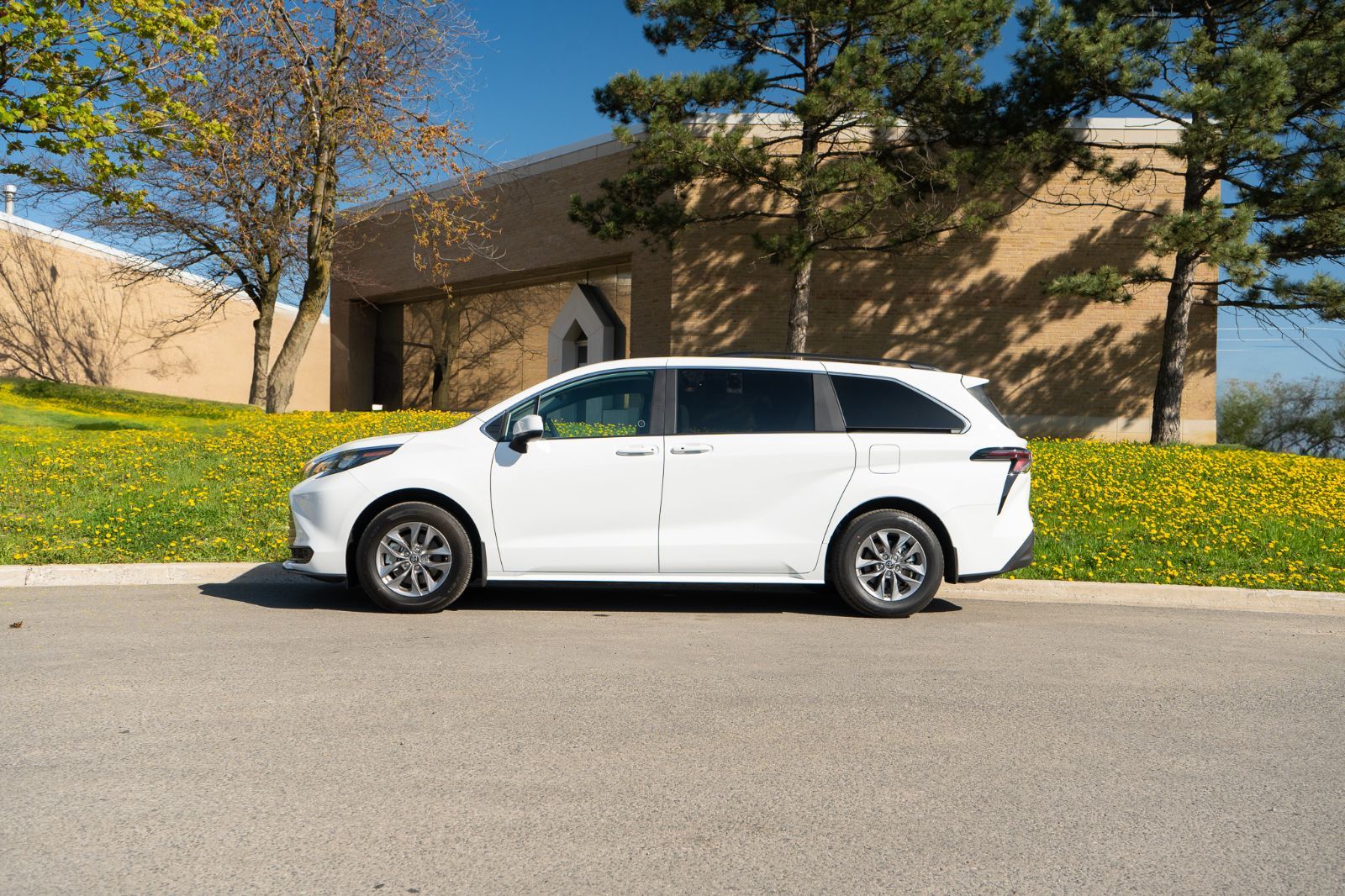 2025 Toyota Sienna LE-4