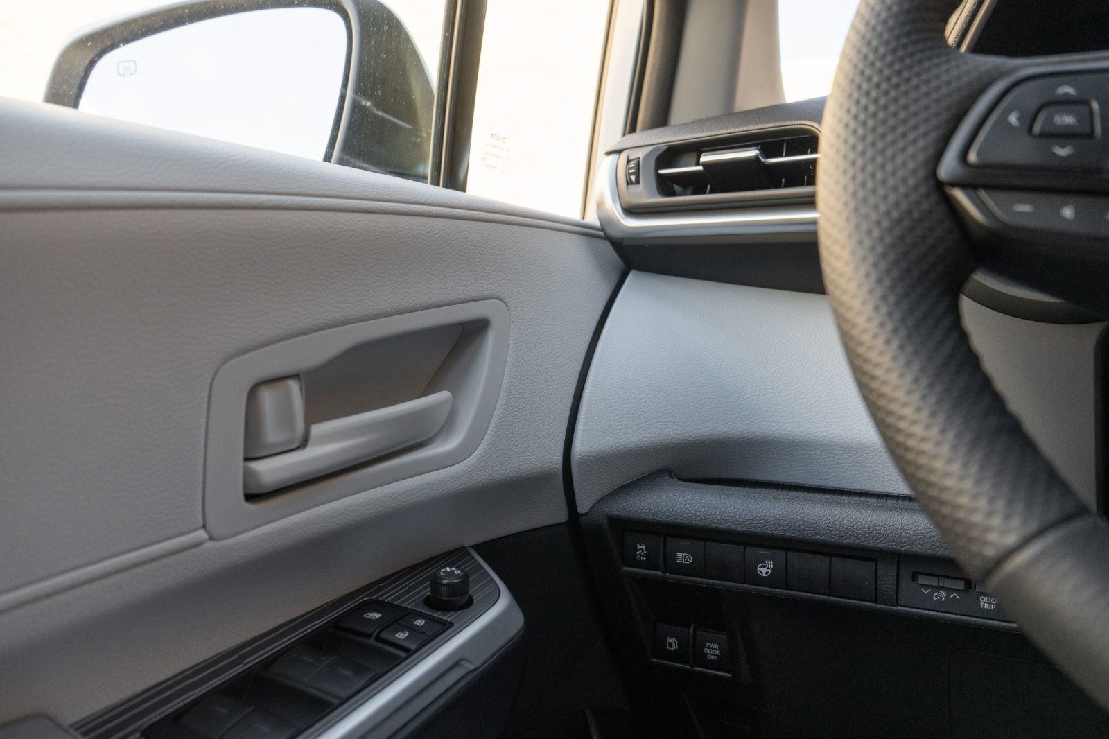 2025 Toyota Sienna LE-17