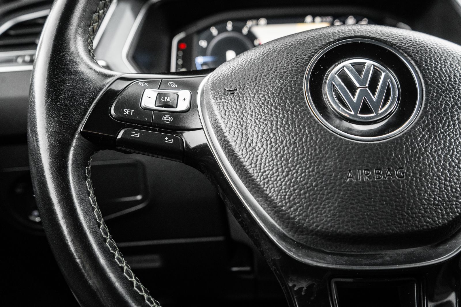 2020 Volkswagen Tiguan SEL PREMIUM R-LINE-11