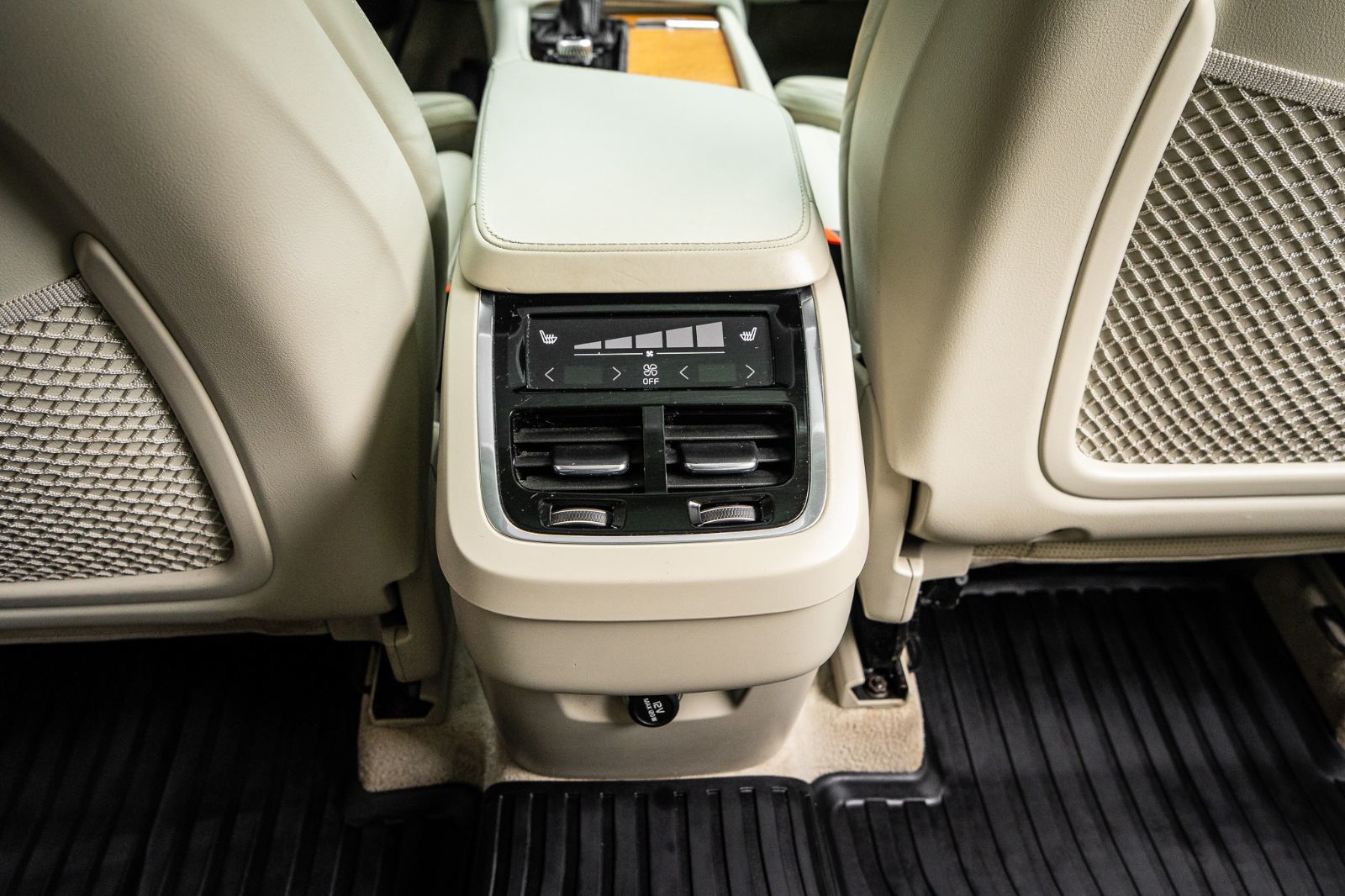2016 Volvo XC90 T6 Inscription-30