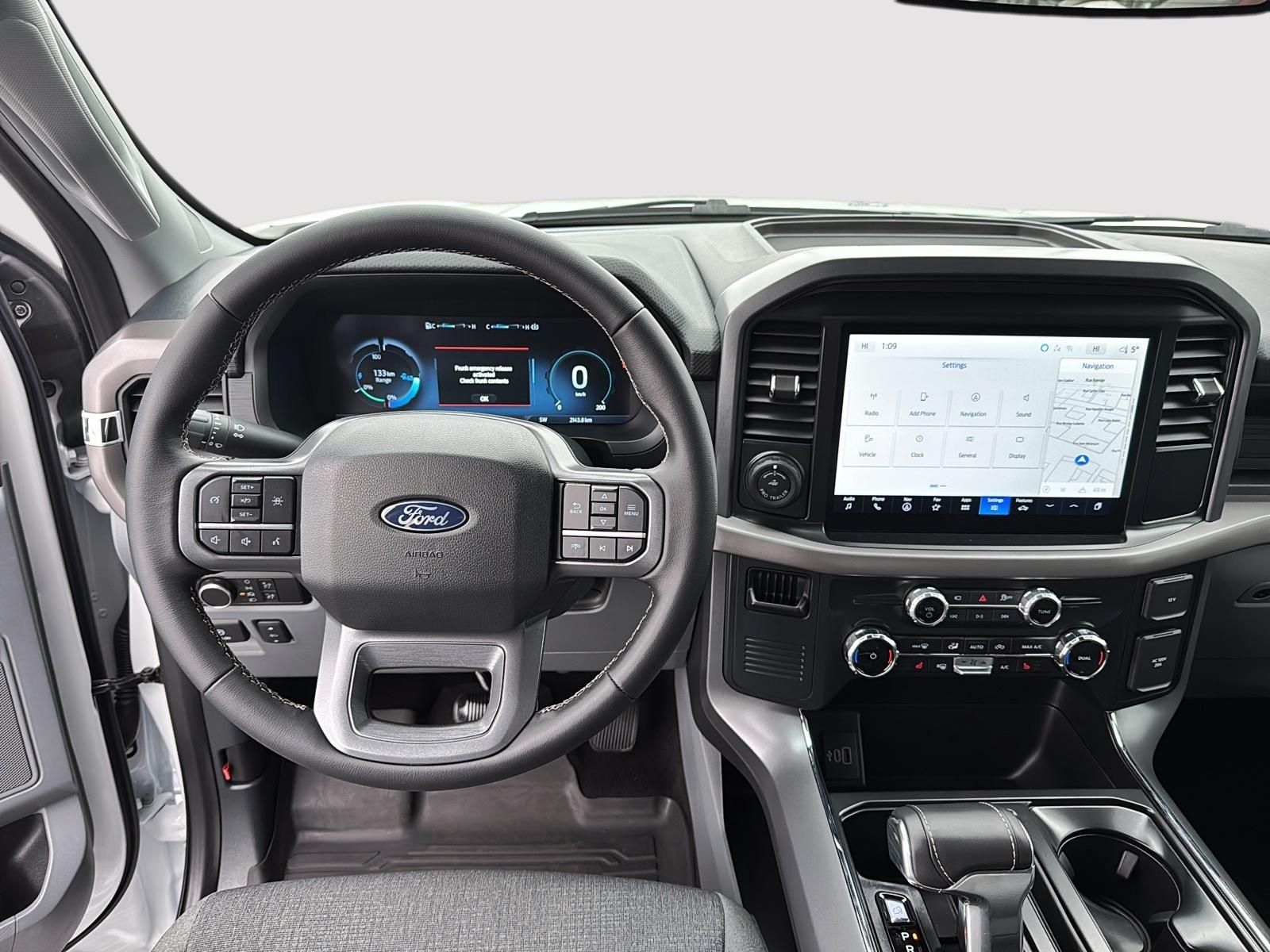 Photo Ford F-150 Lightning XLT SuperCrew 4x4 Navigation 2025 #6