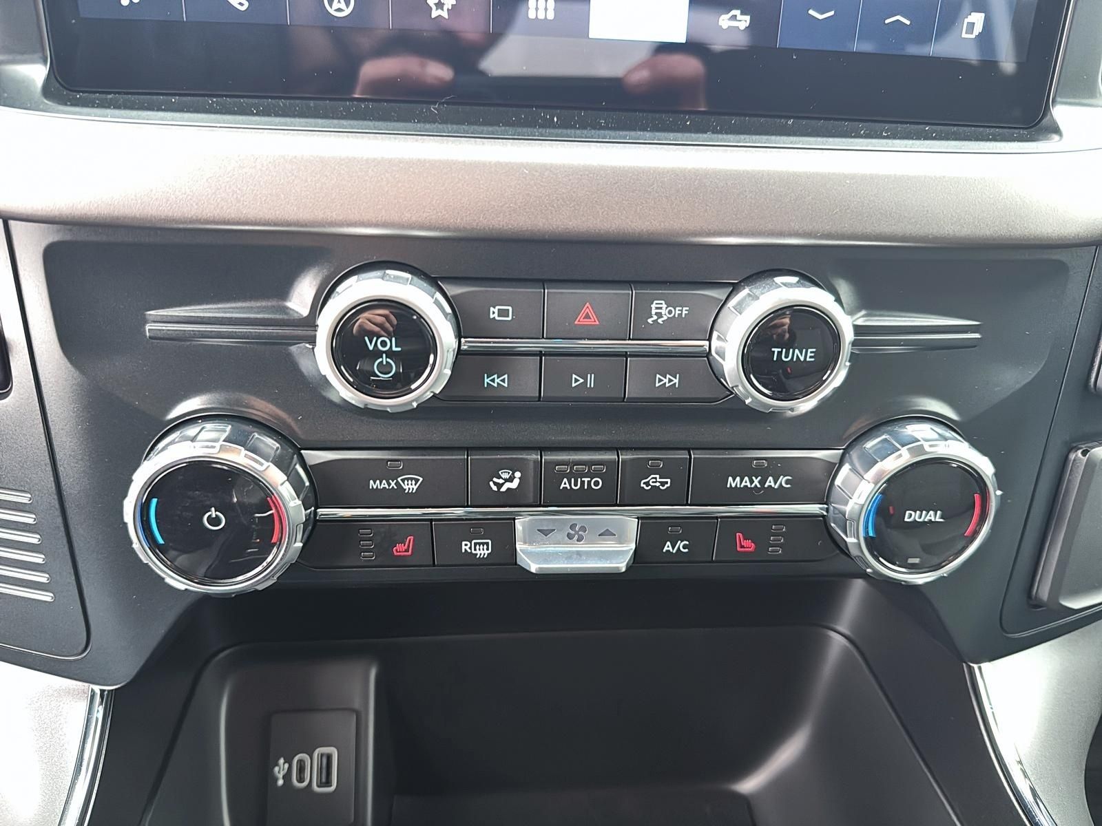 Photo Ford F-150 Lightning XLT SuperCrew 4x4 Navigation 2025 #8