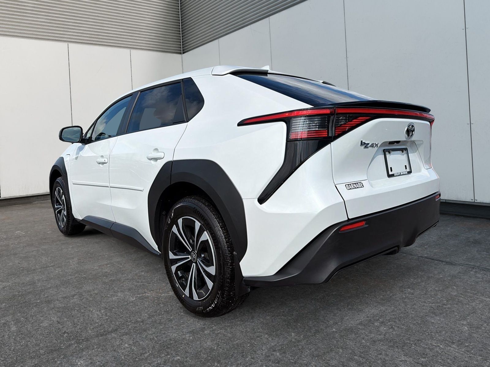 Photo 2023 Toyota BZ4X LE #4