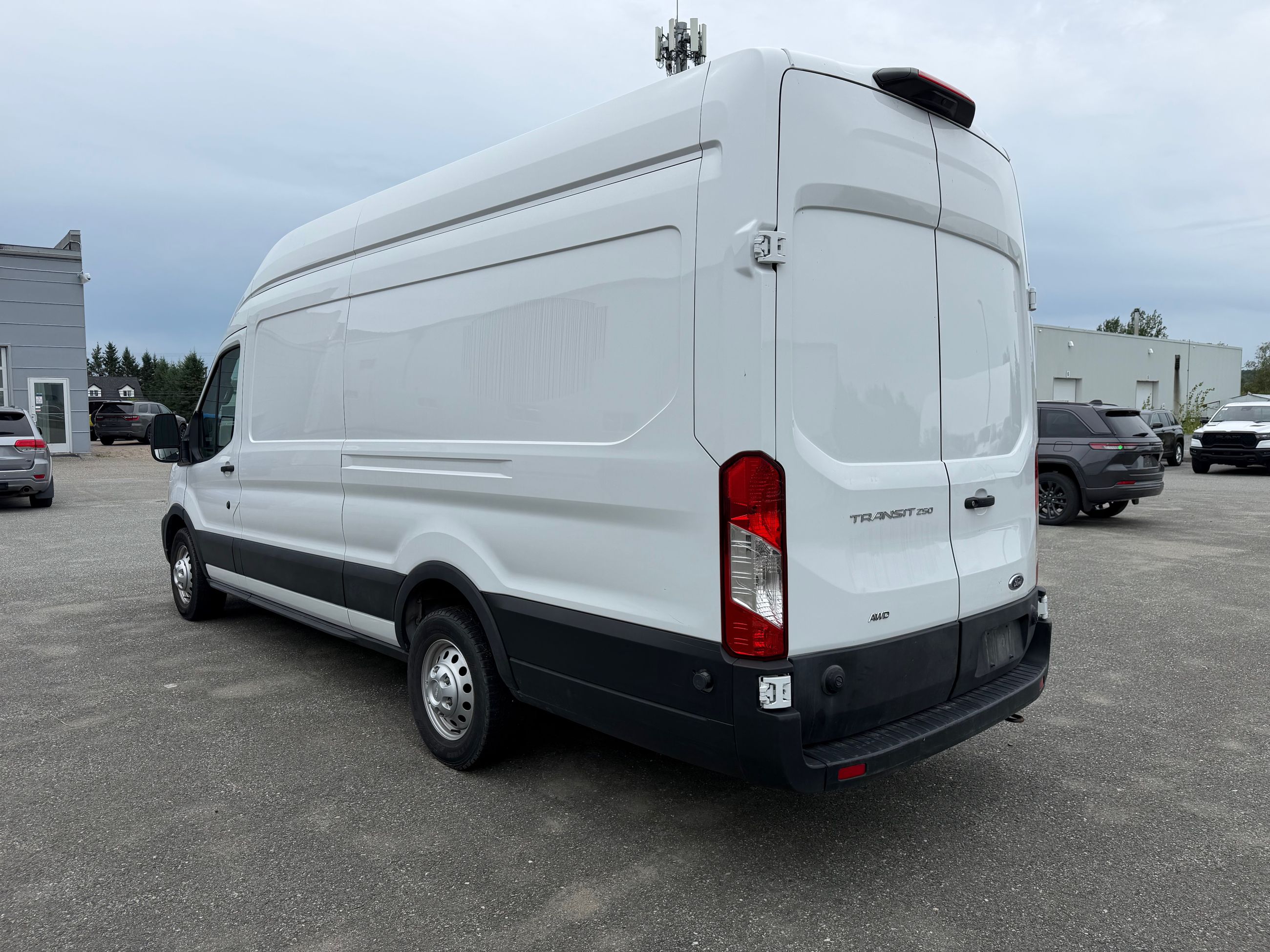 Photo 2025 Ford Transit Cargo Van 250 HIGH ROOF AWD #3