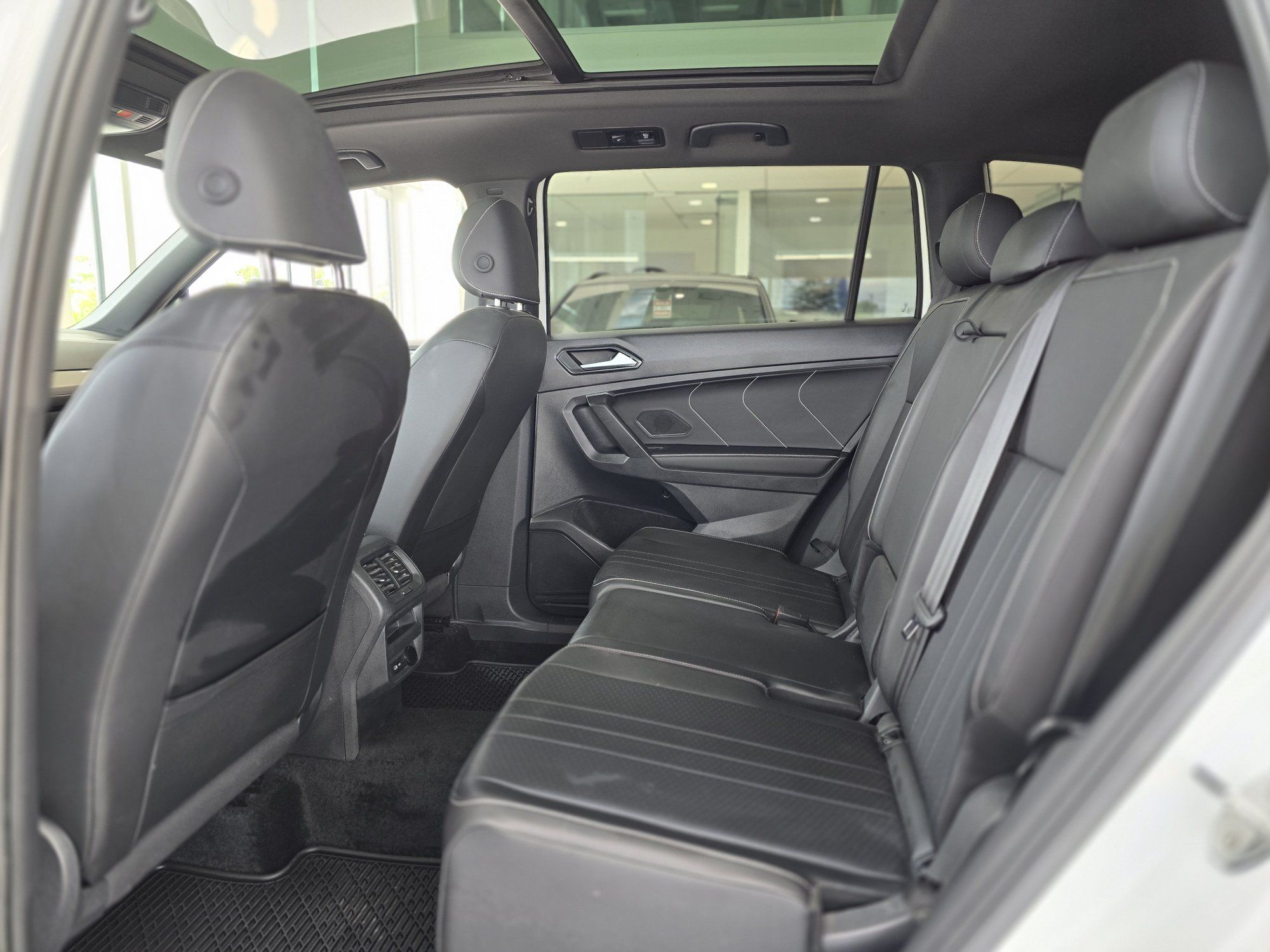 2024 Volkswagen Tiguan Comfortline R-Line Black Edition TOIT | CUIR | CAM Comfortline R-Line Black Edition TOIT | CUIR | CAM